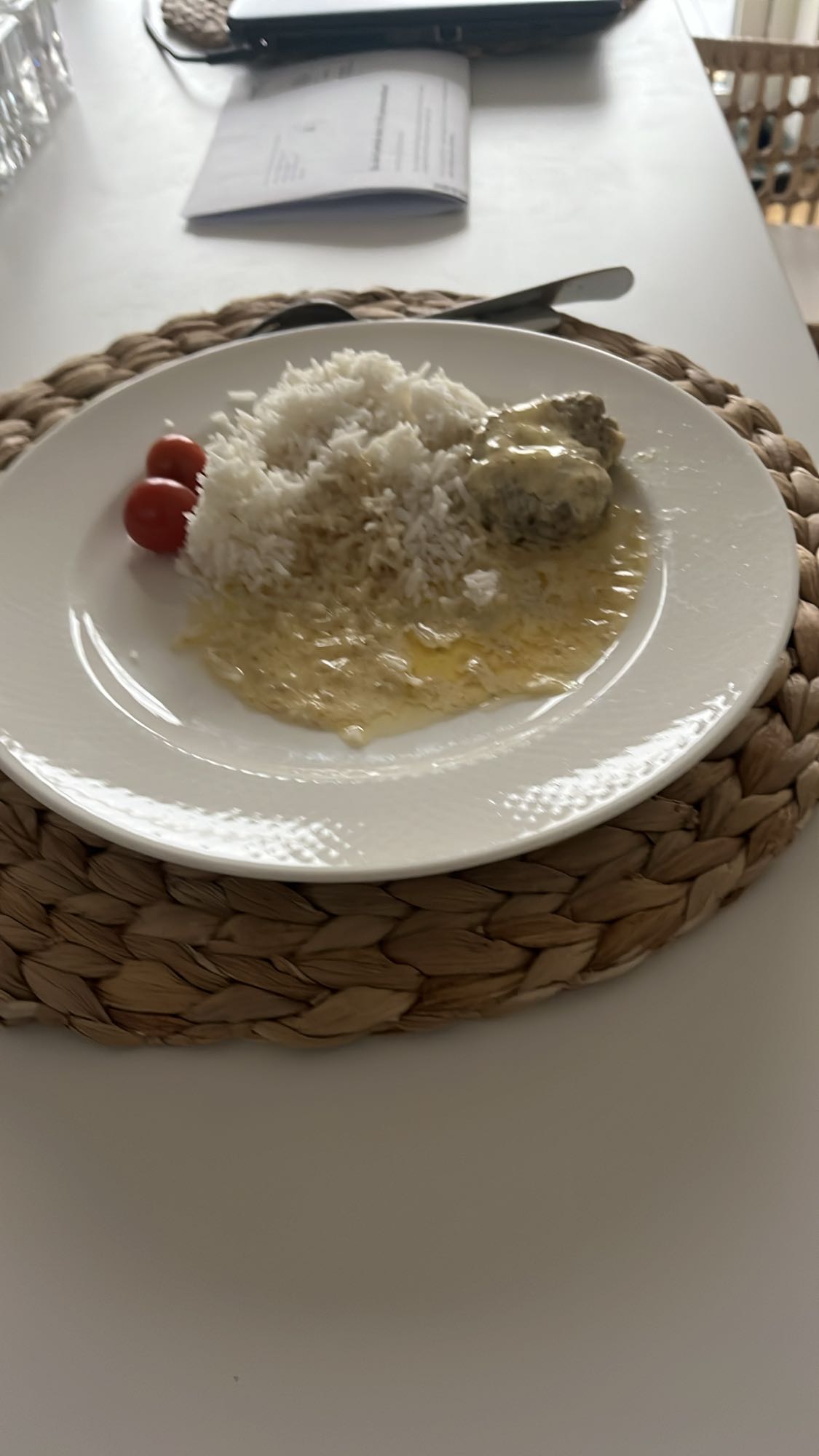 Ris med köttbullar och sås