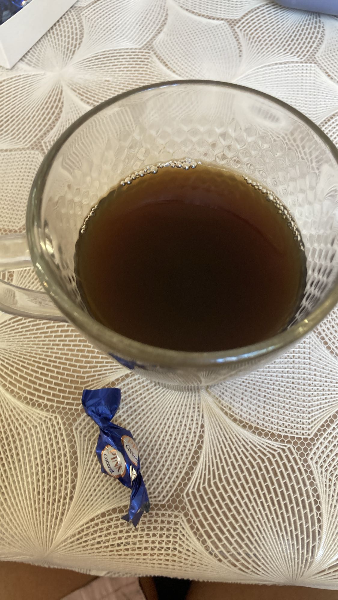 чёрный кофе и конфета