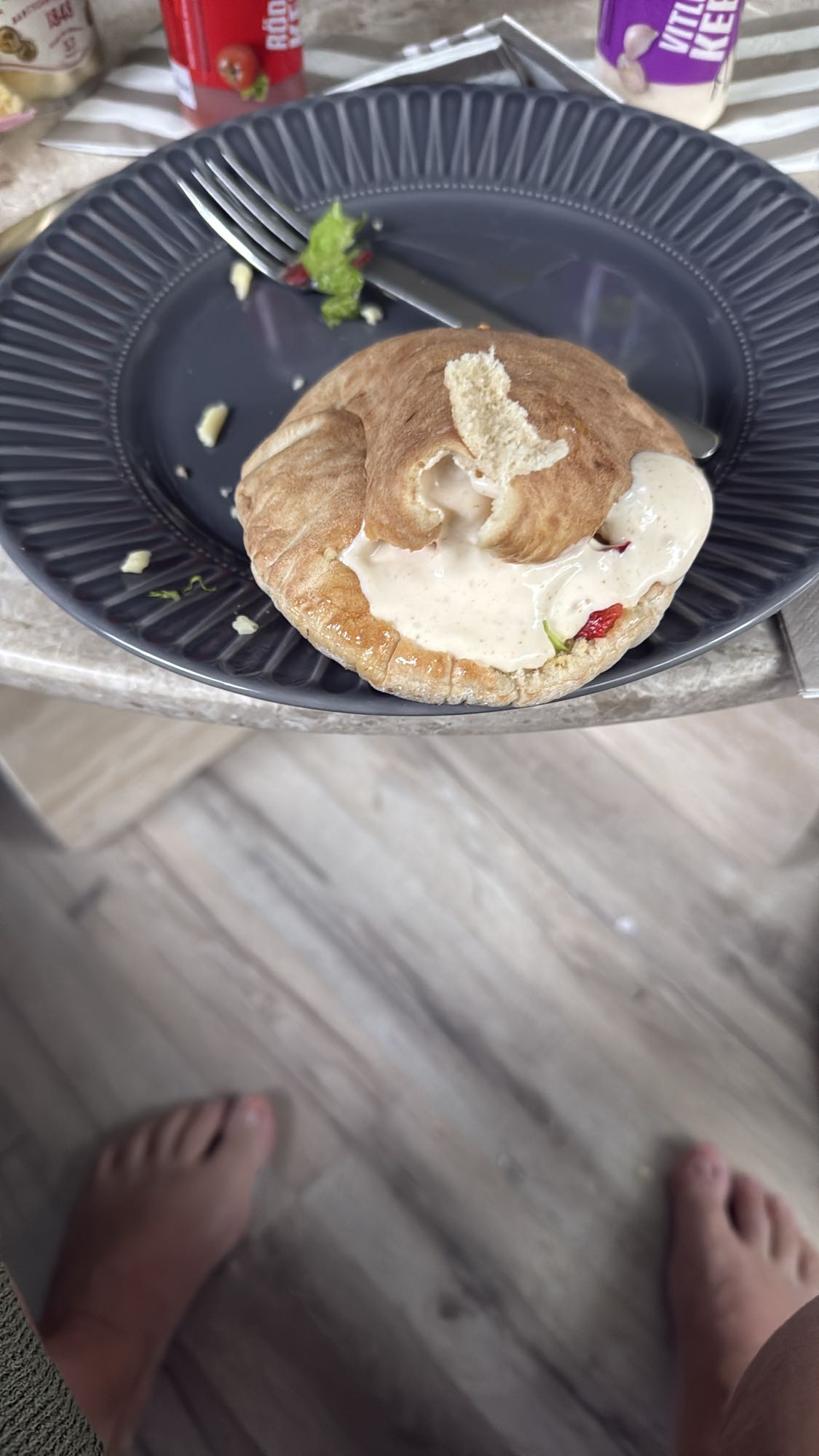 Fylld pitabröd med sås