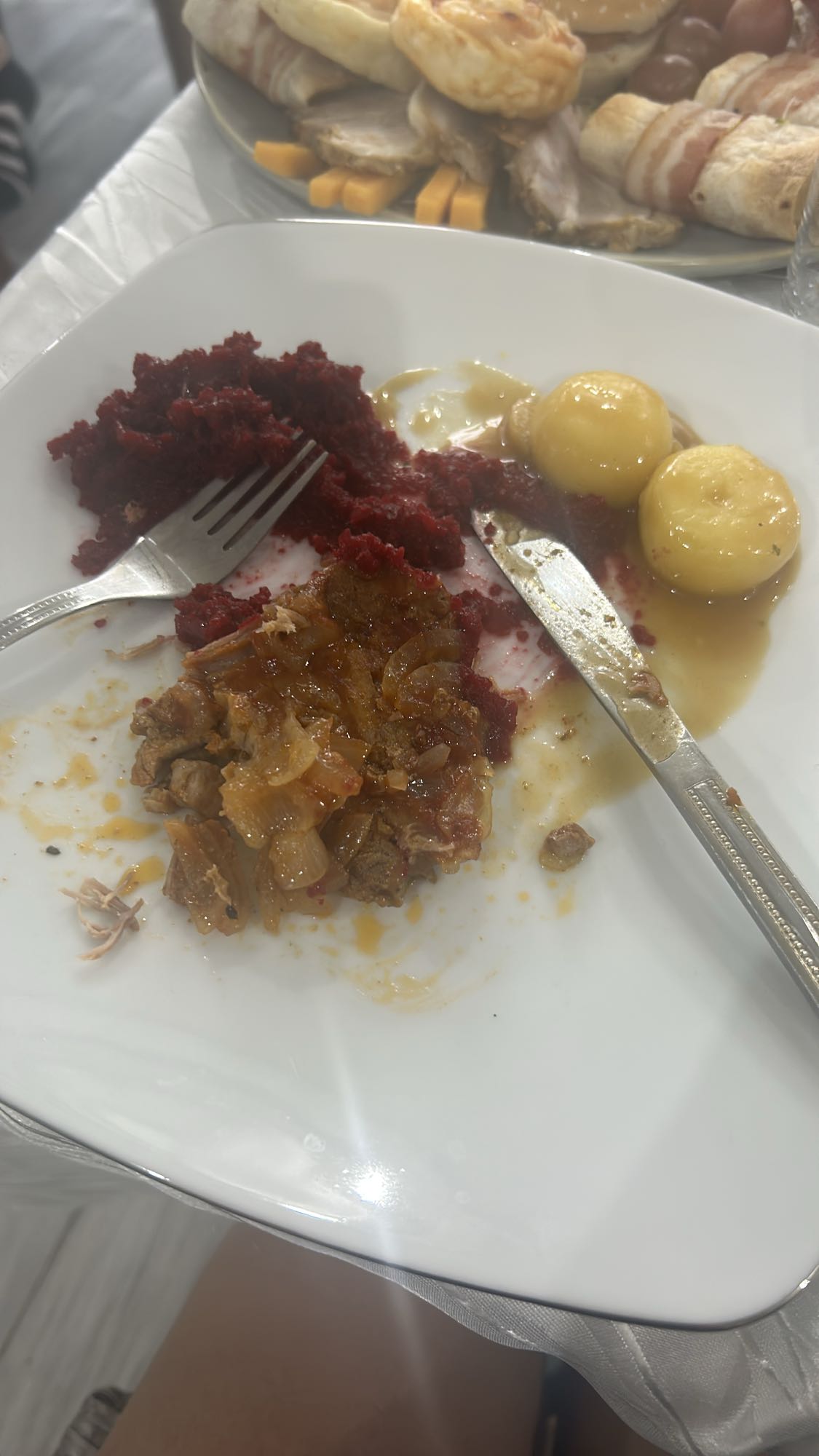 kluski z mięsem i burakami