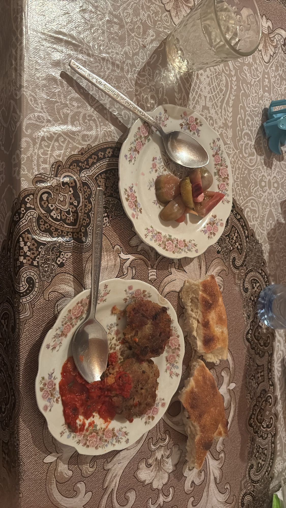 Kotlety, turşu və çörək