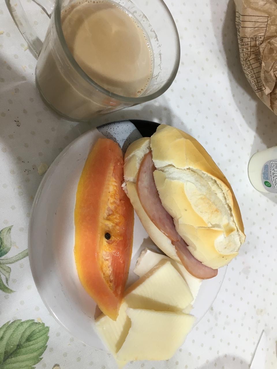 Café com pão e frutas