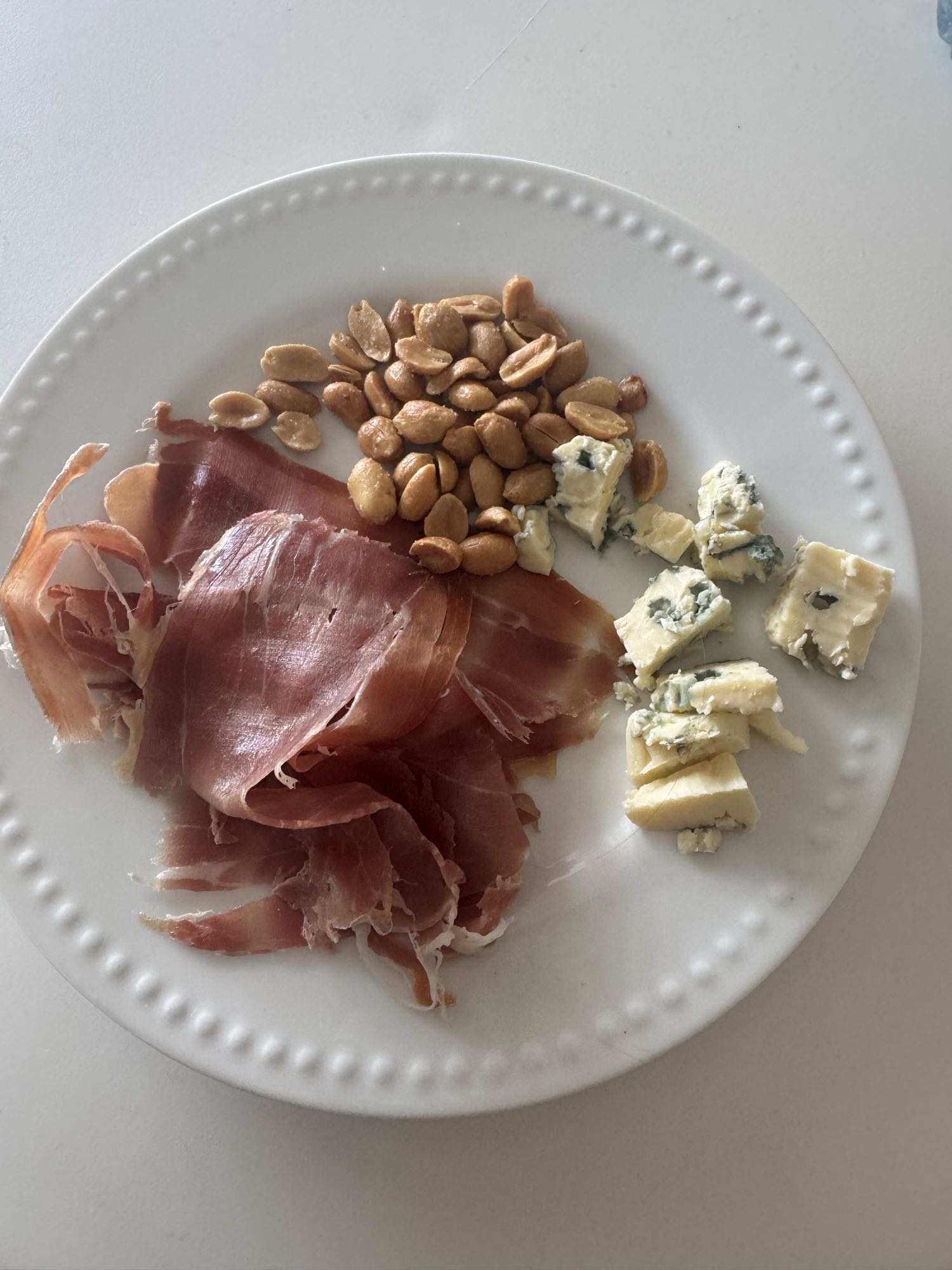 Tabla de jamón, queso y maní