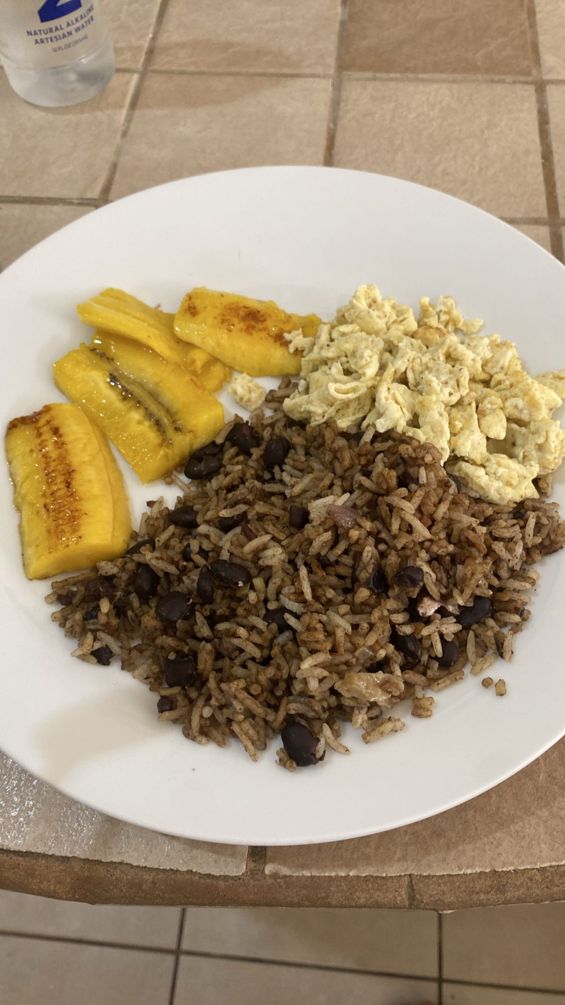 gallo pinto con plátano y huevo