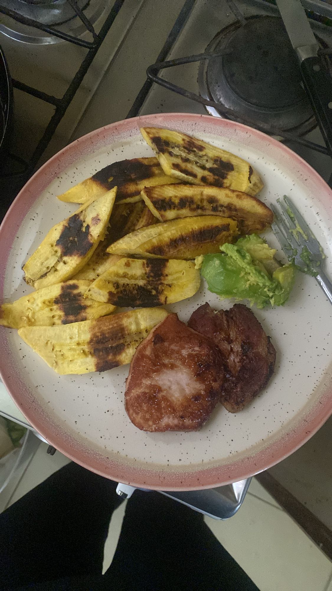 Plátano con jamón y aguacate