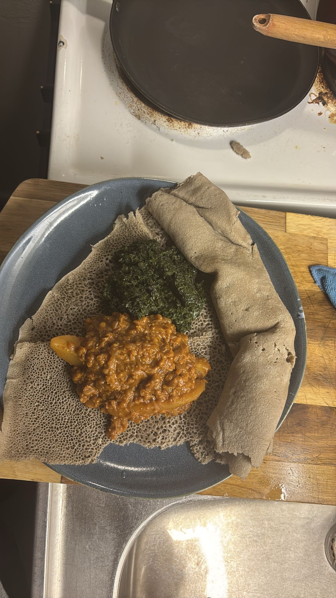 Injera med köttgryta och grönkål