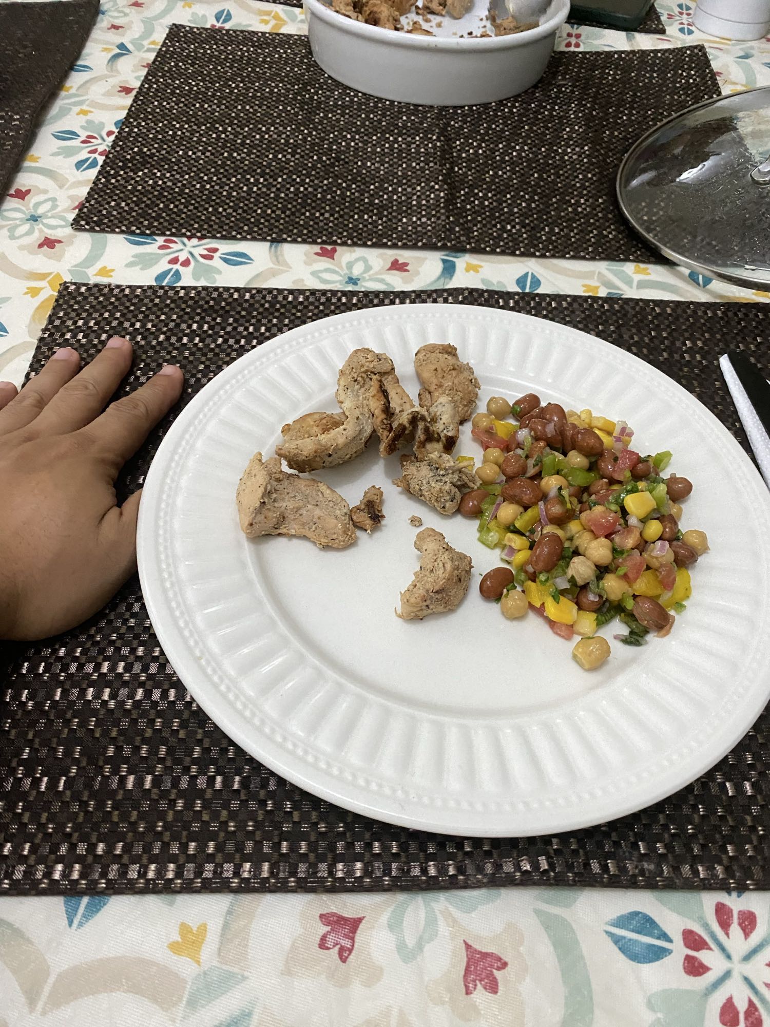 Pollo con ensalada de legumbres