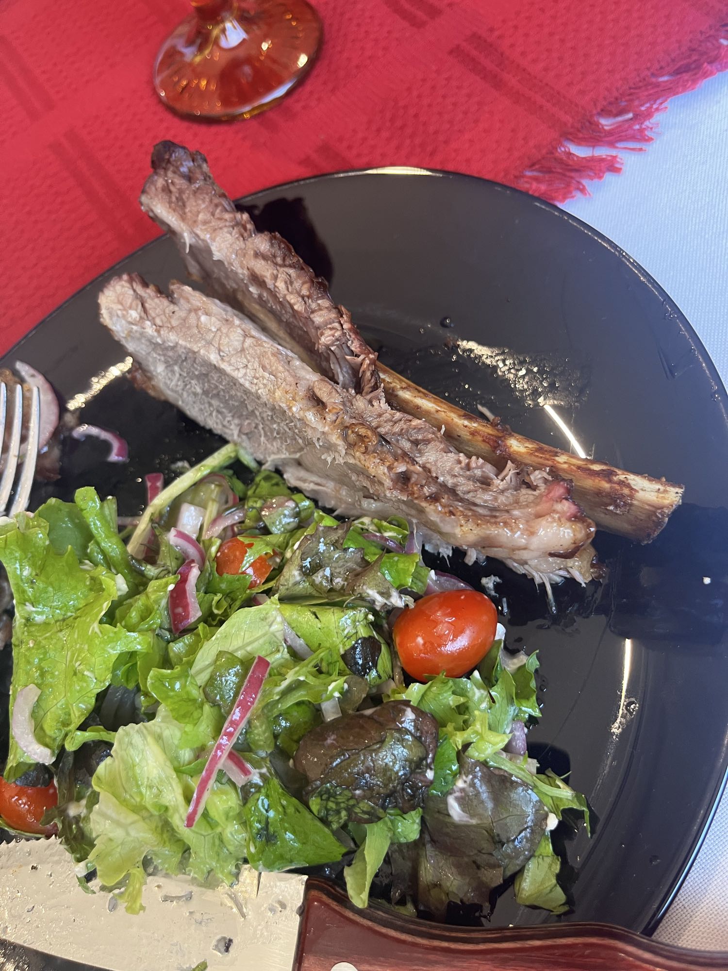 Costillas y ensalada mixta