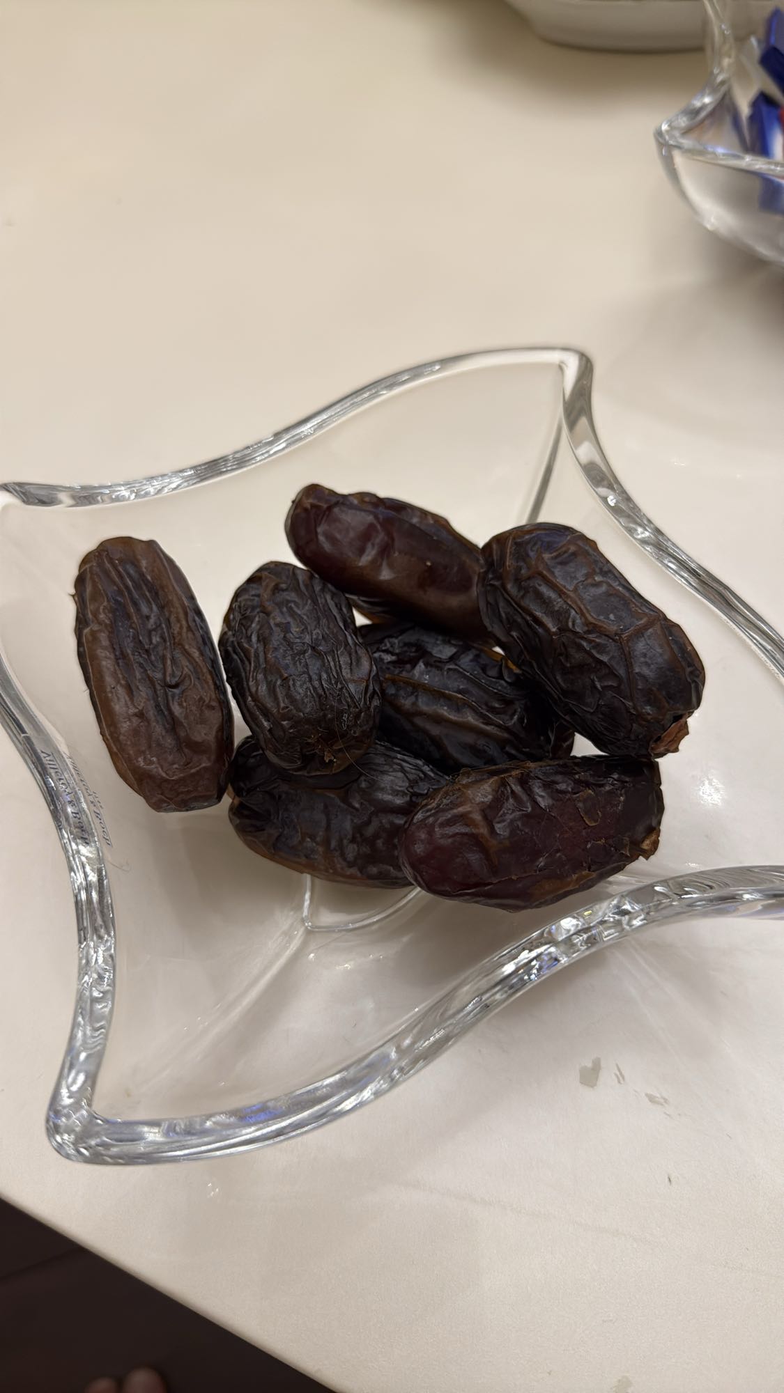 финики в миске