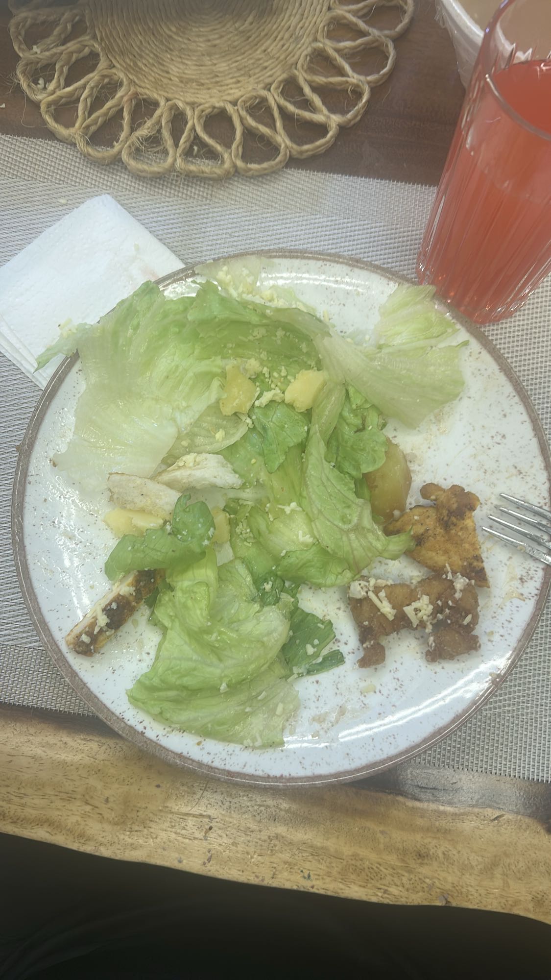Salada com frango e suco