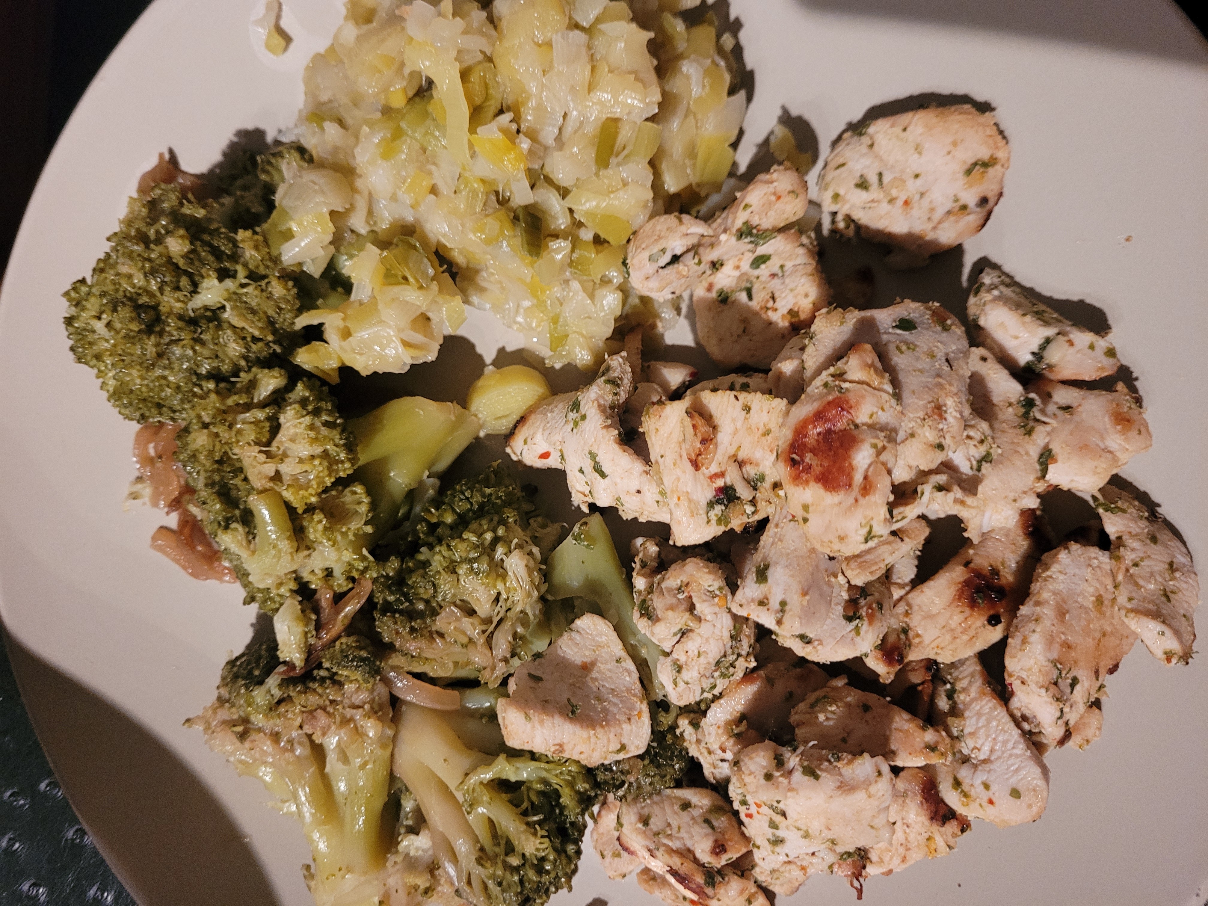 Poulet, brocoli et poireaux