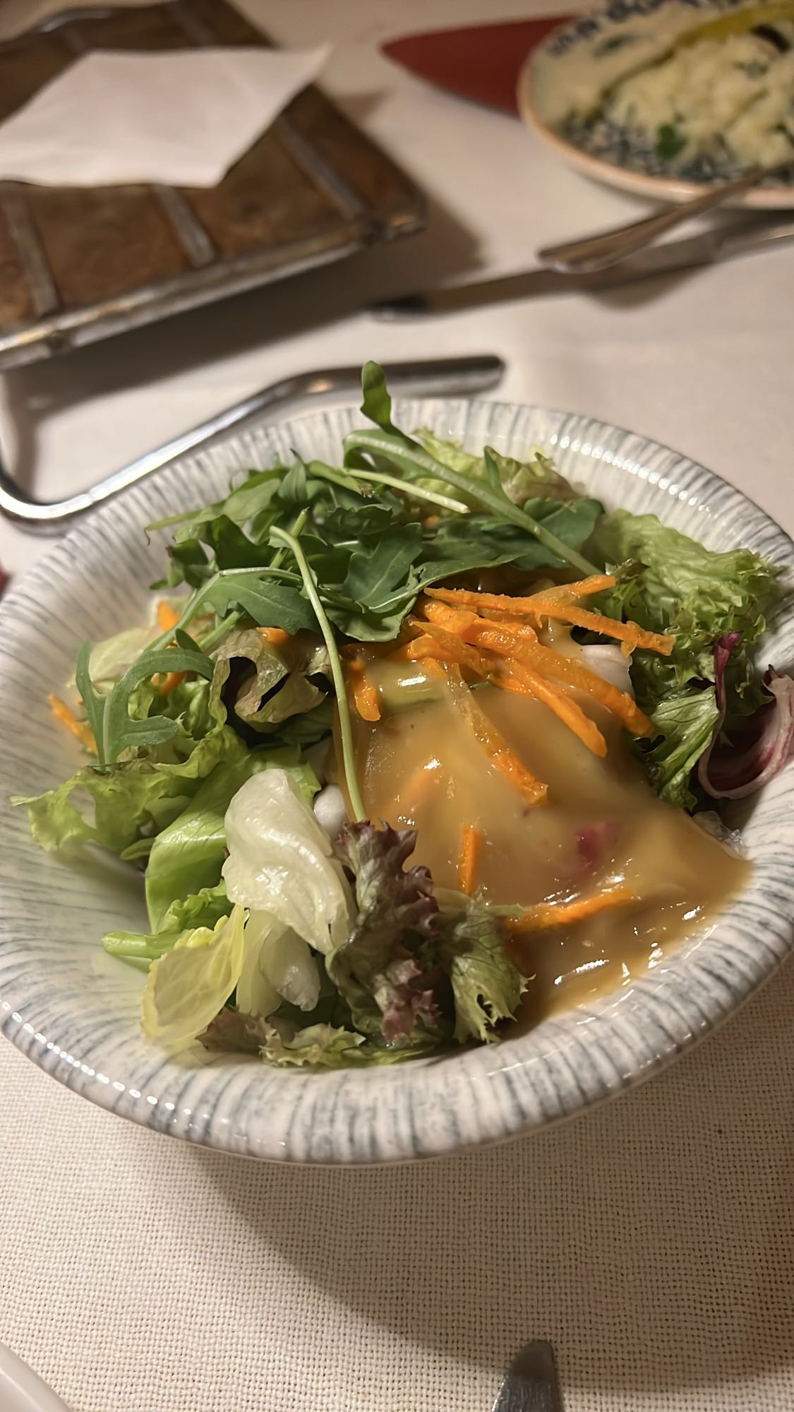 sałatka z sosem i marchewką