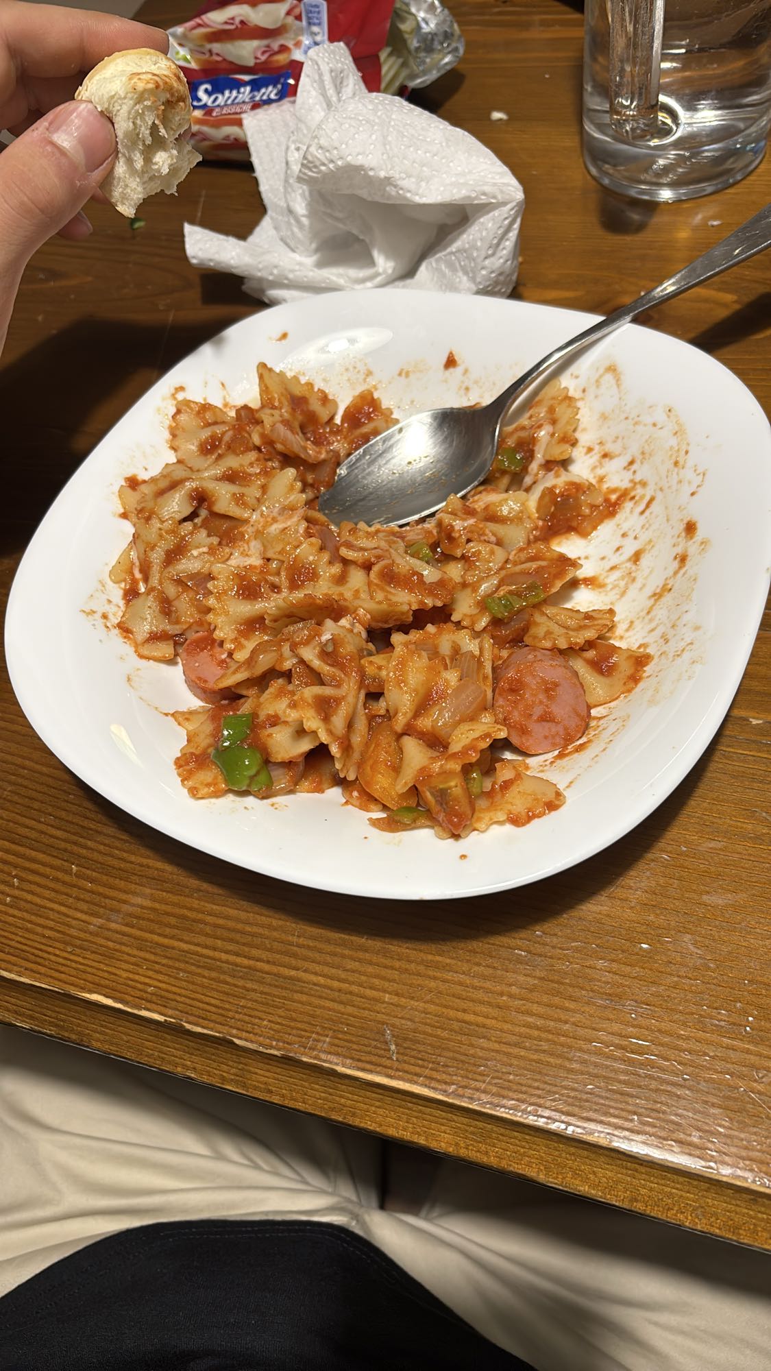 pasta con salchicha, pan, cebolla y queso