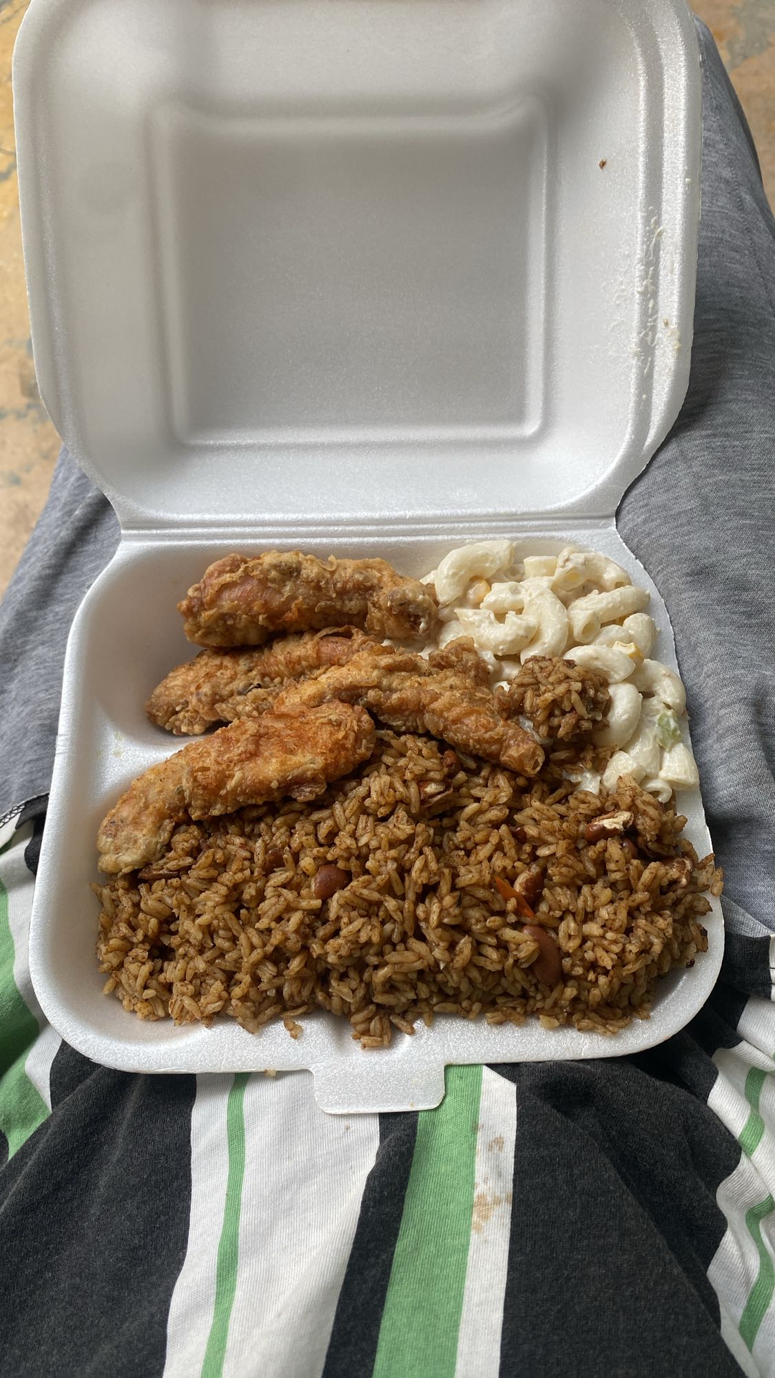 Pollo frito con arroz y pasta