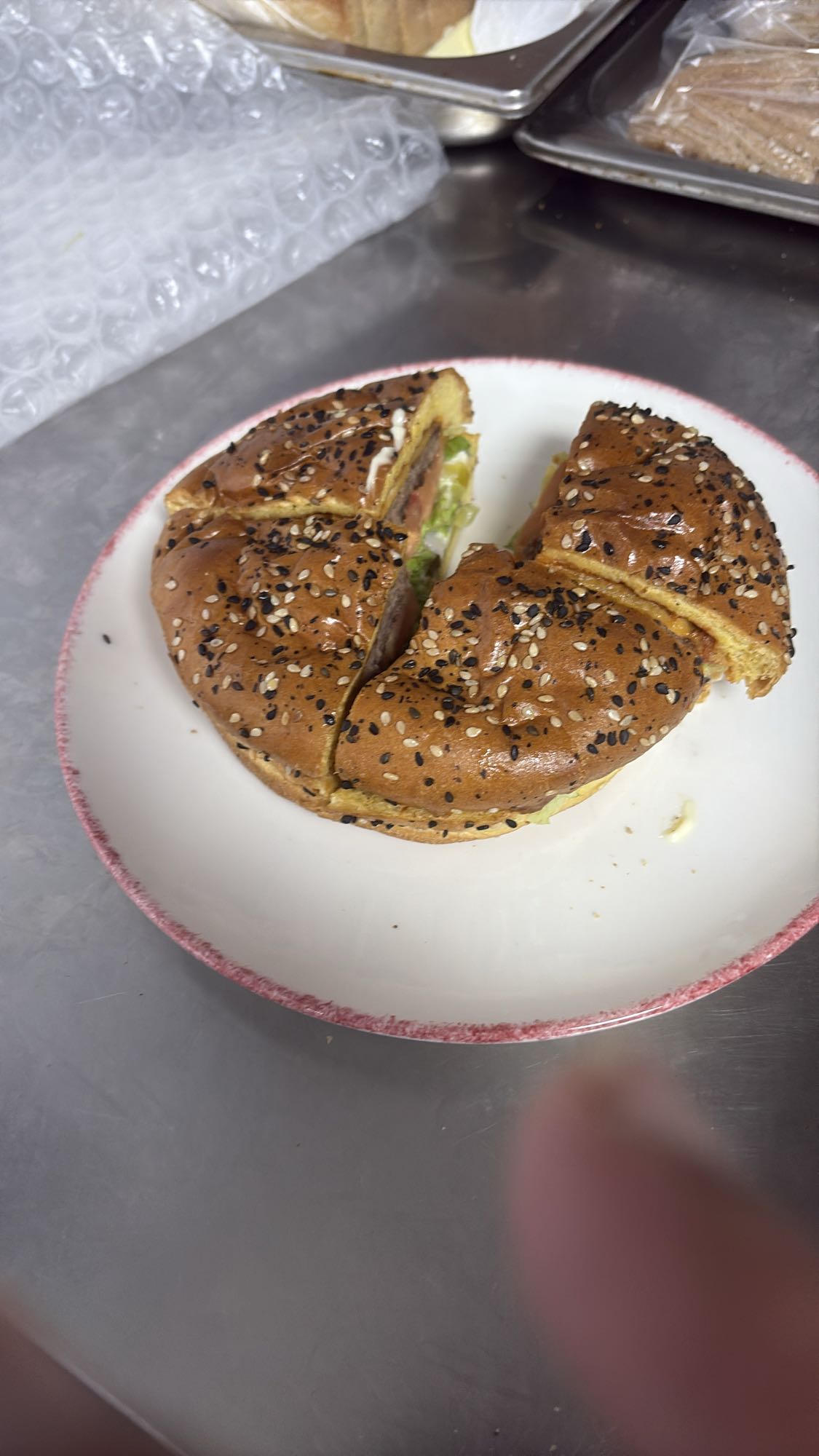 bagel con semillas y relleno