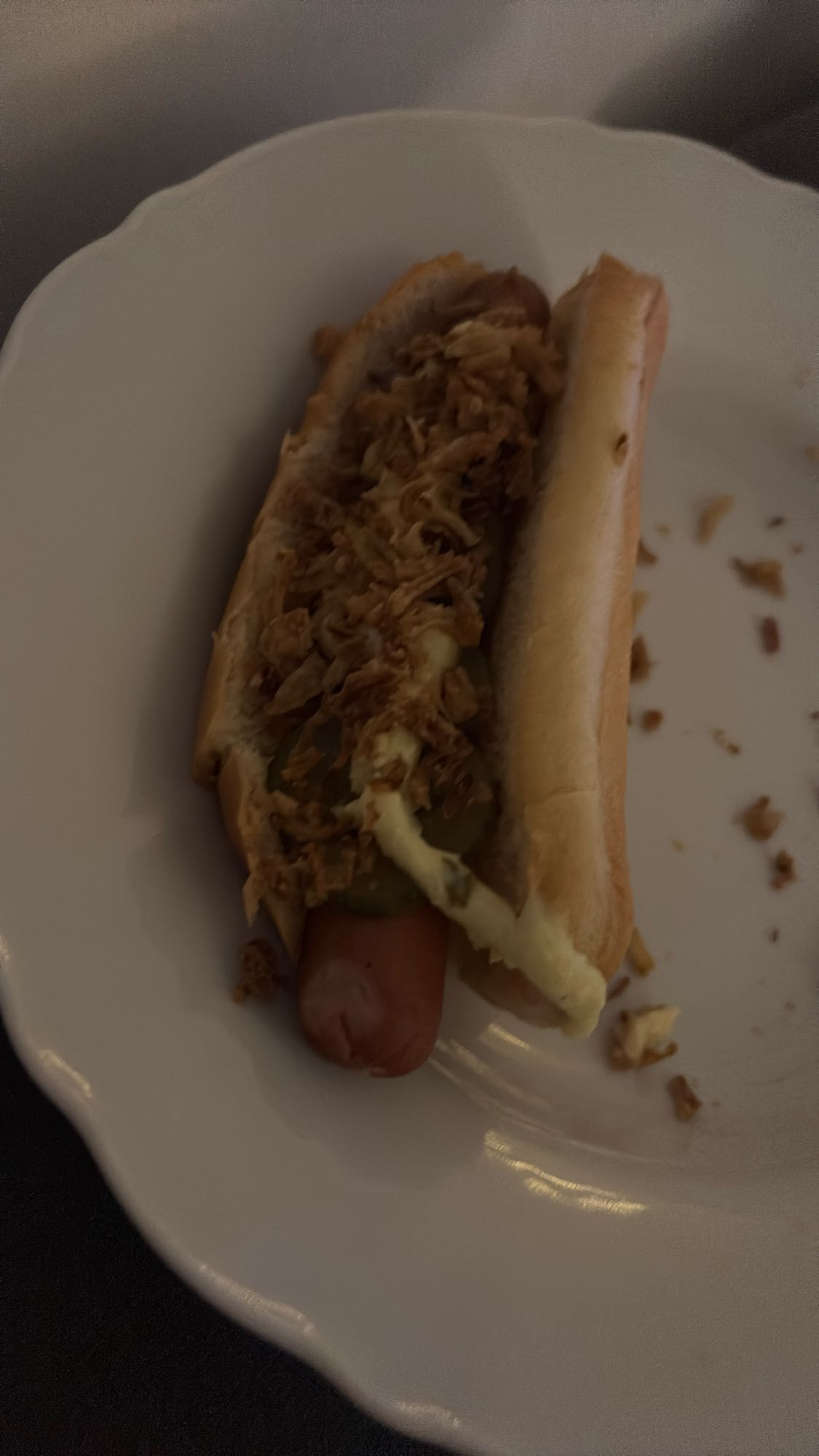 Hotdog mit Röstzwiebeln