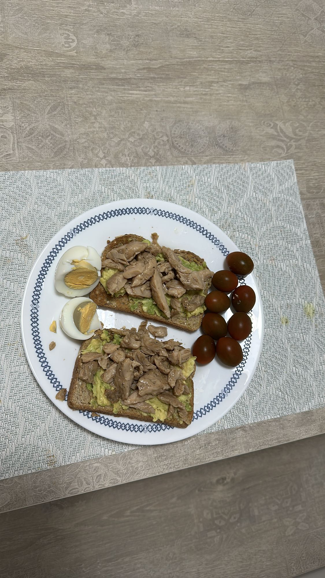 Tostadas con pollo y huevo