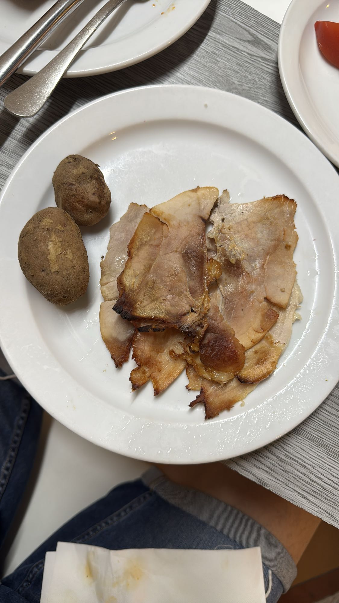 Cerdo asado con papas