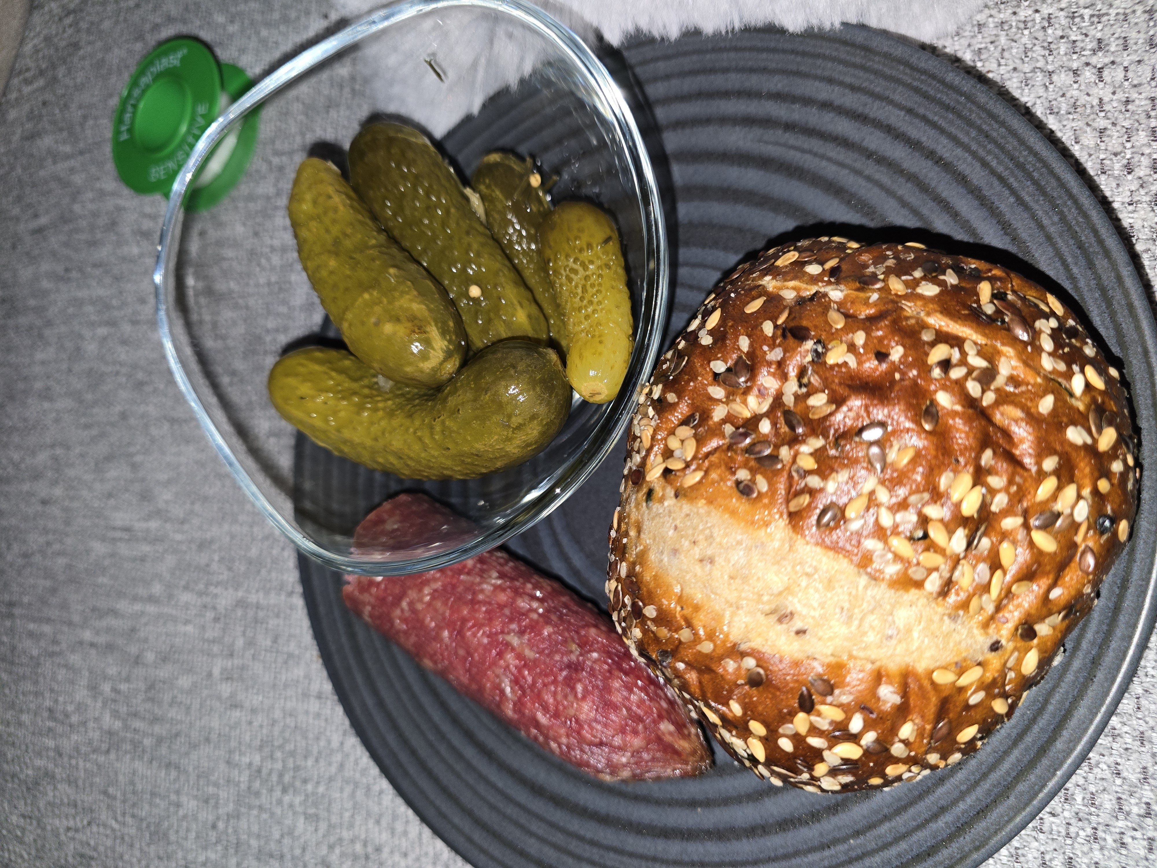 Brötchen mit Salami & Gurken
