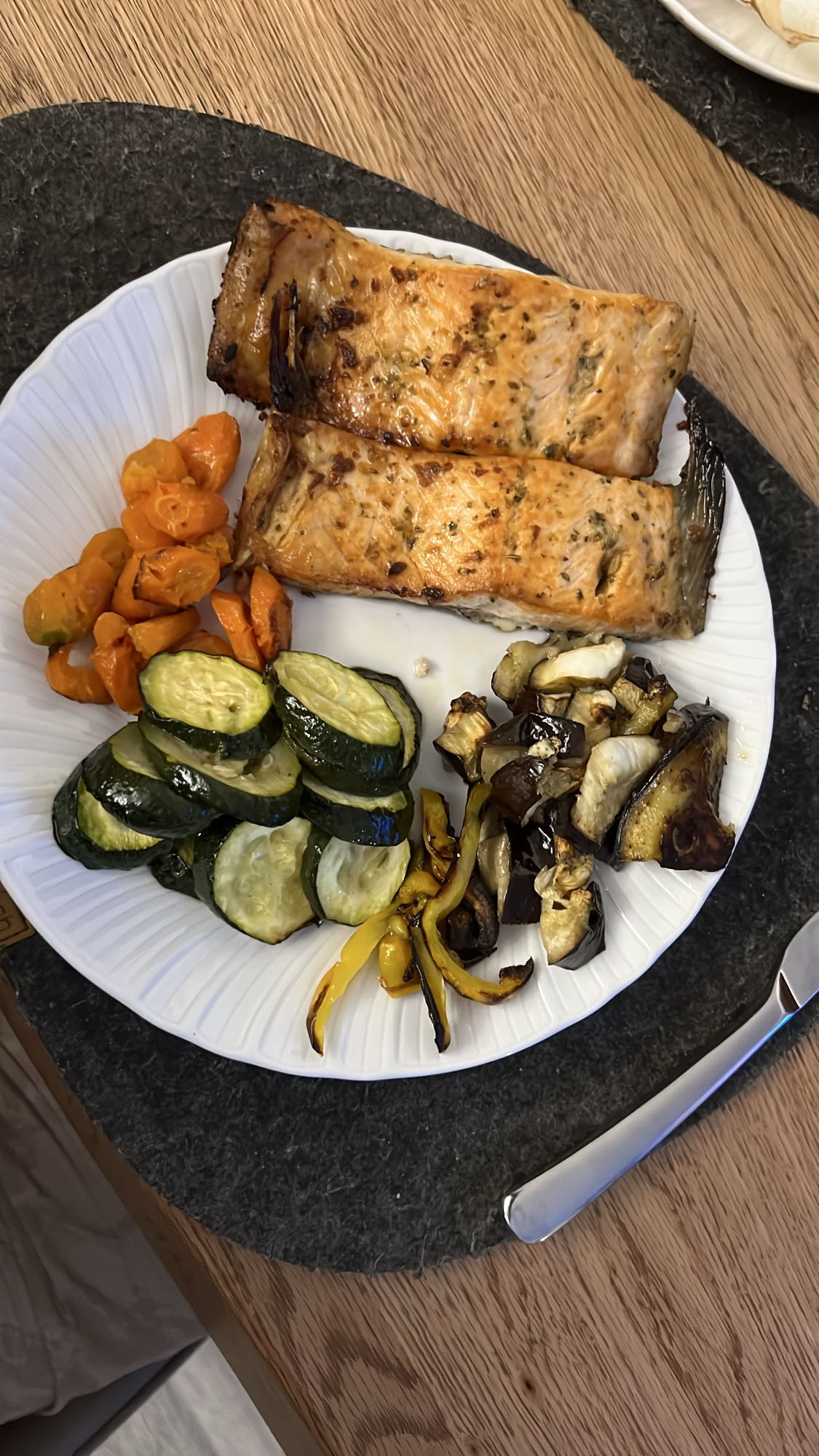 Grillet laks med grønnsaker