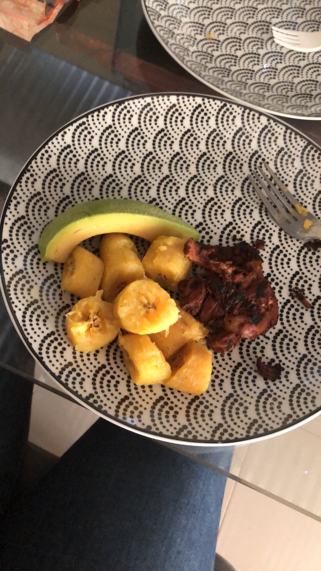 pollo con plátano y aguacate