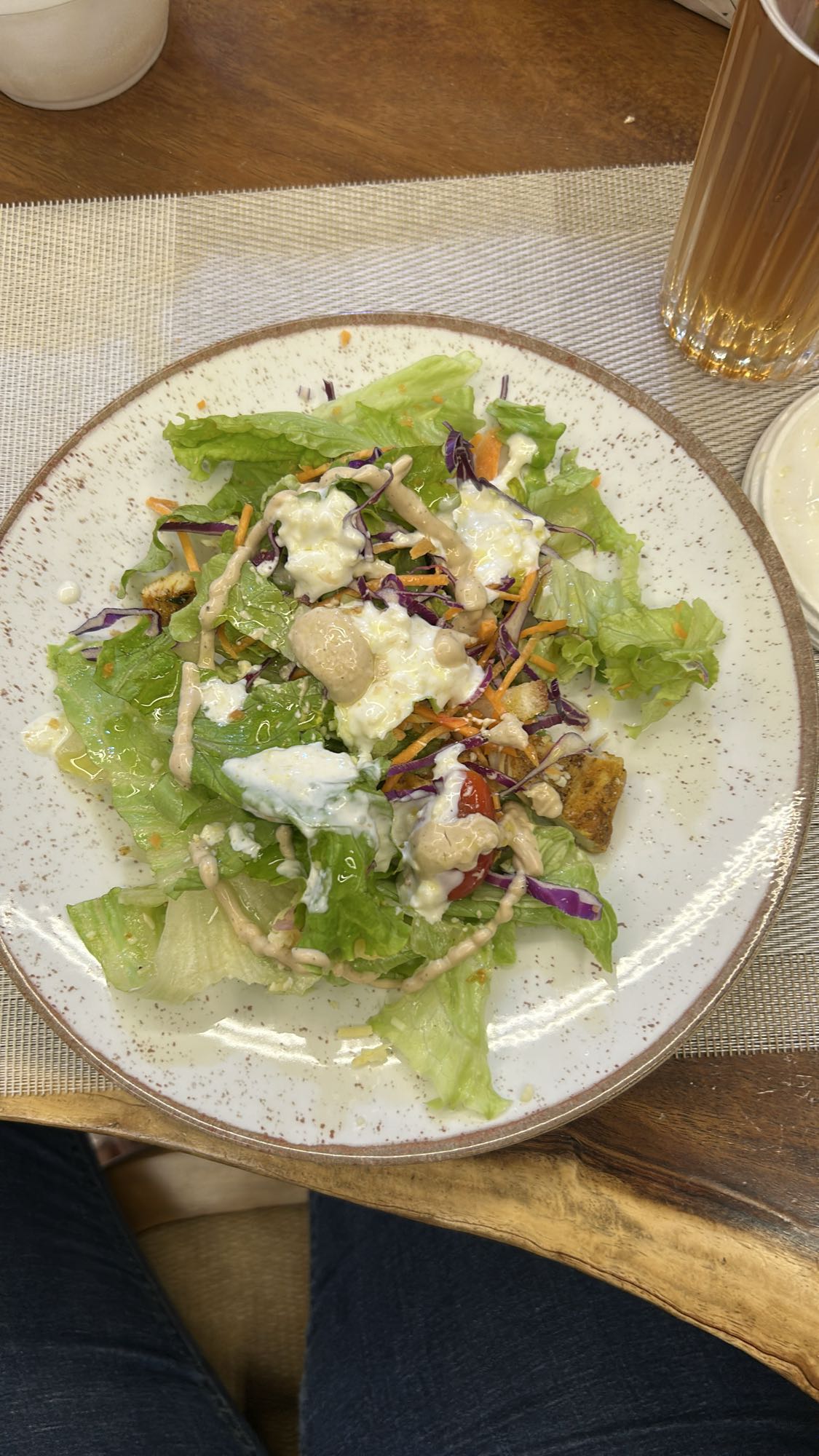 Salada com molho cremoso