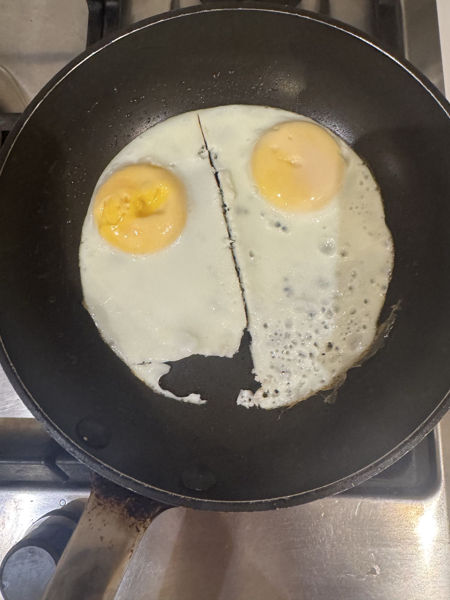 Huevos fritos sartén