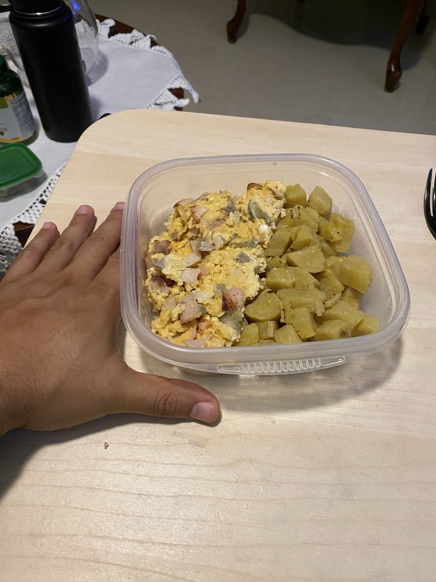 Huevo revuelto con jamón de pavo y plátano