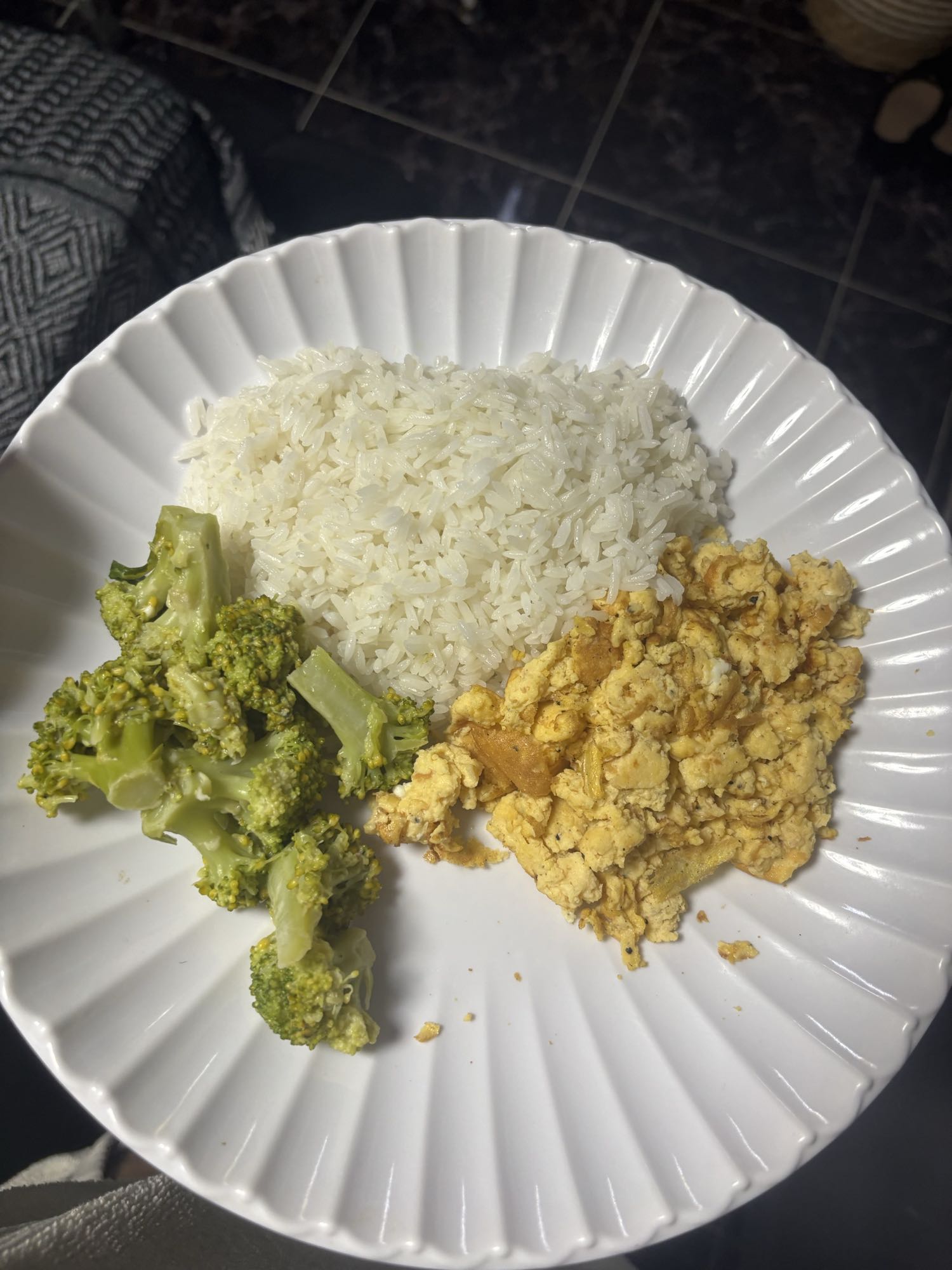 Arroz con huevo y brócoli