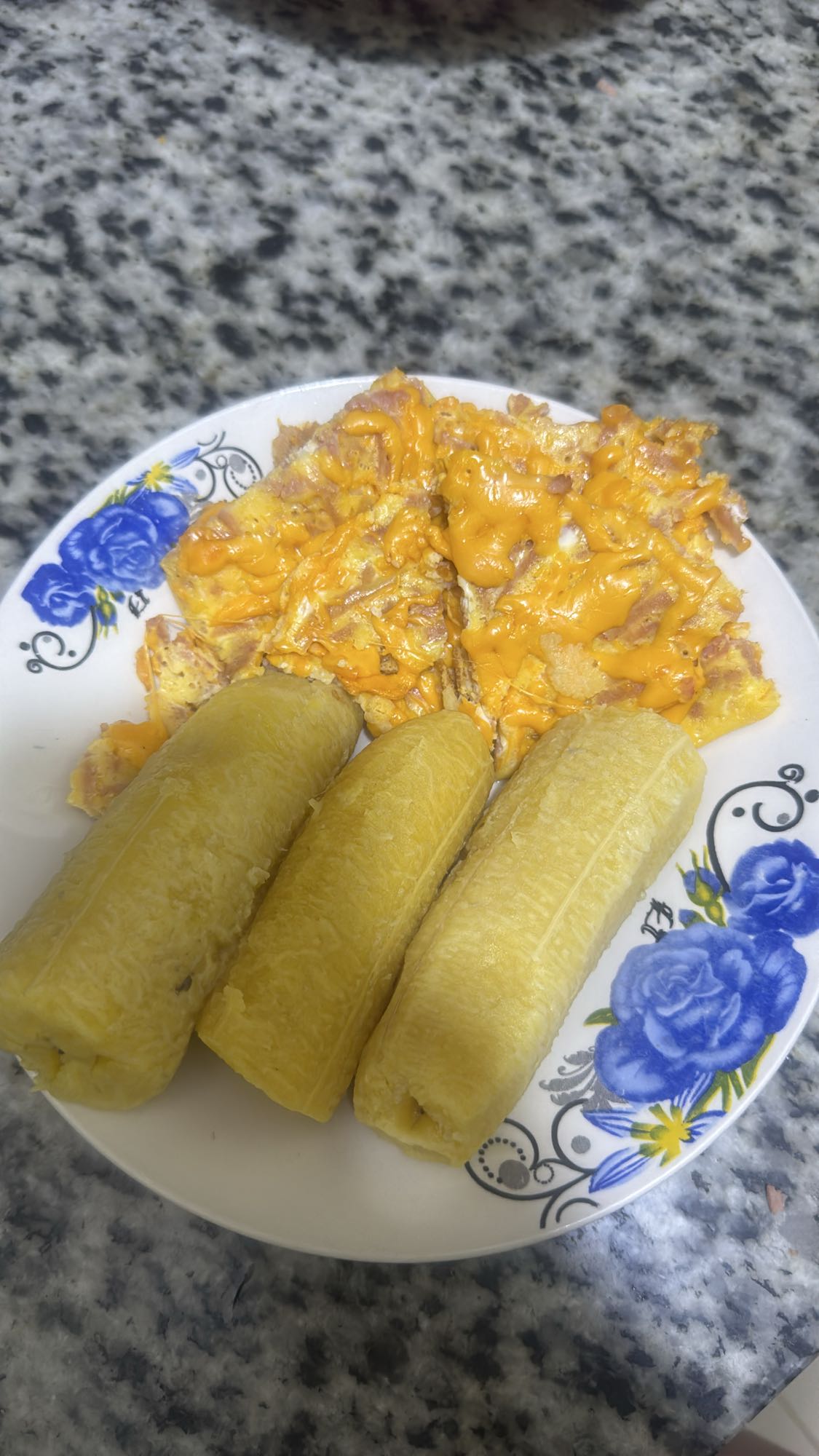 Plátano con huevo y queso