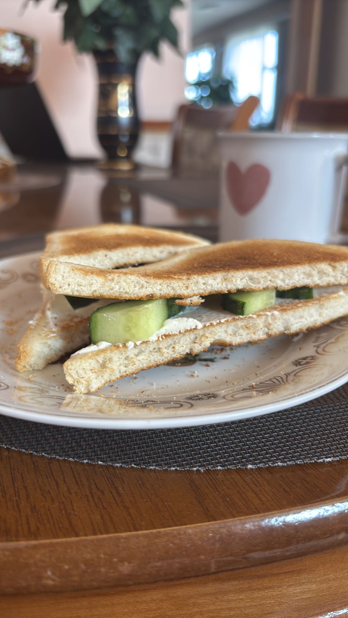 тост с огурцом и сыром