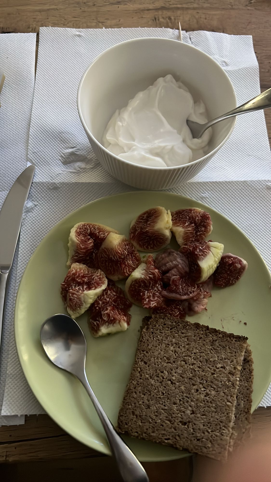 Γιαούρτι, σύκα και ψωμί