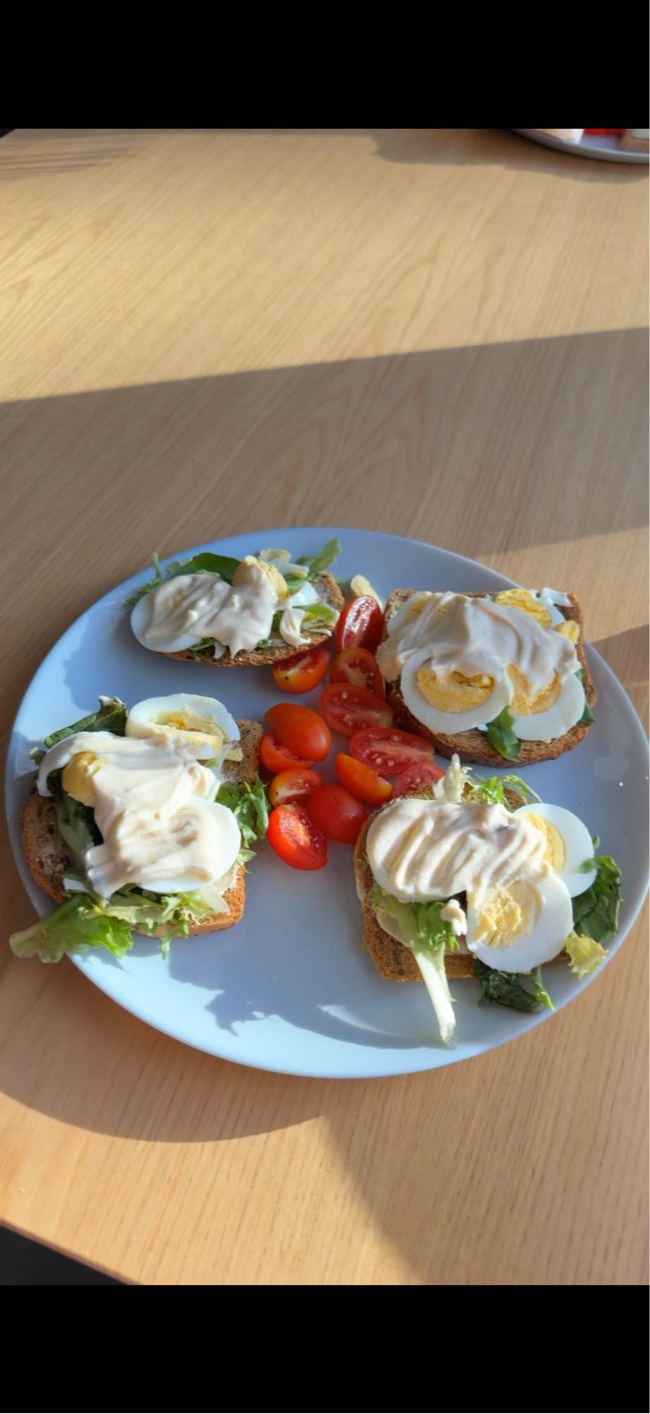 Kanapki z jajkiem i sosem