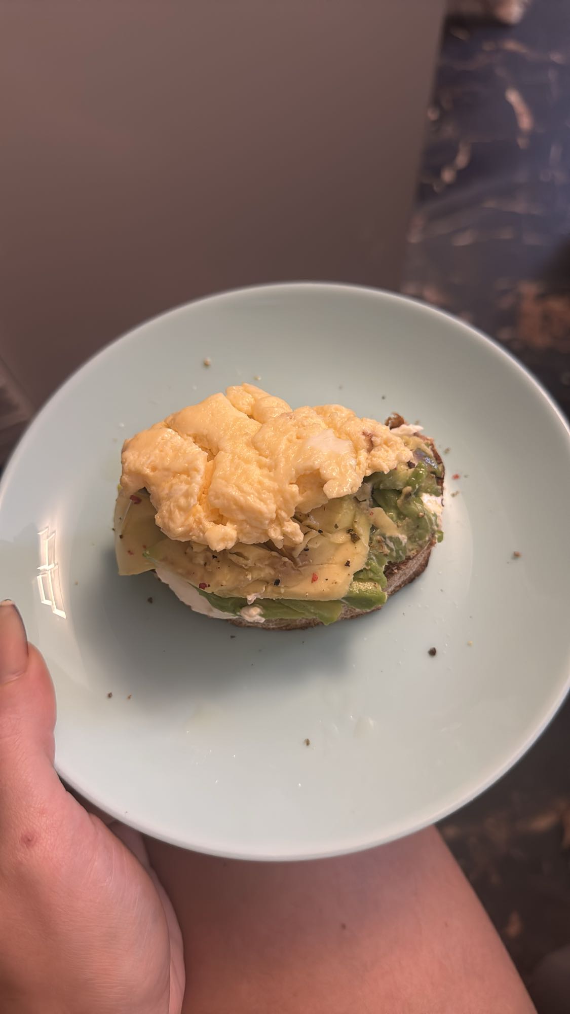 тост с авокадо и яйцом