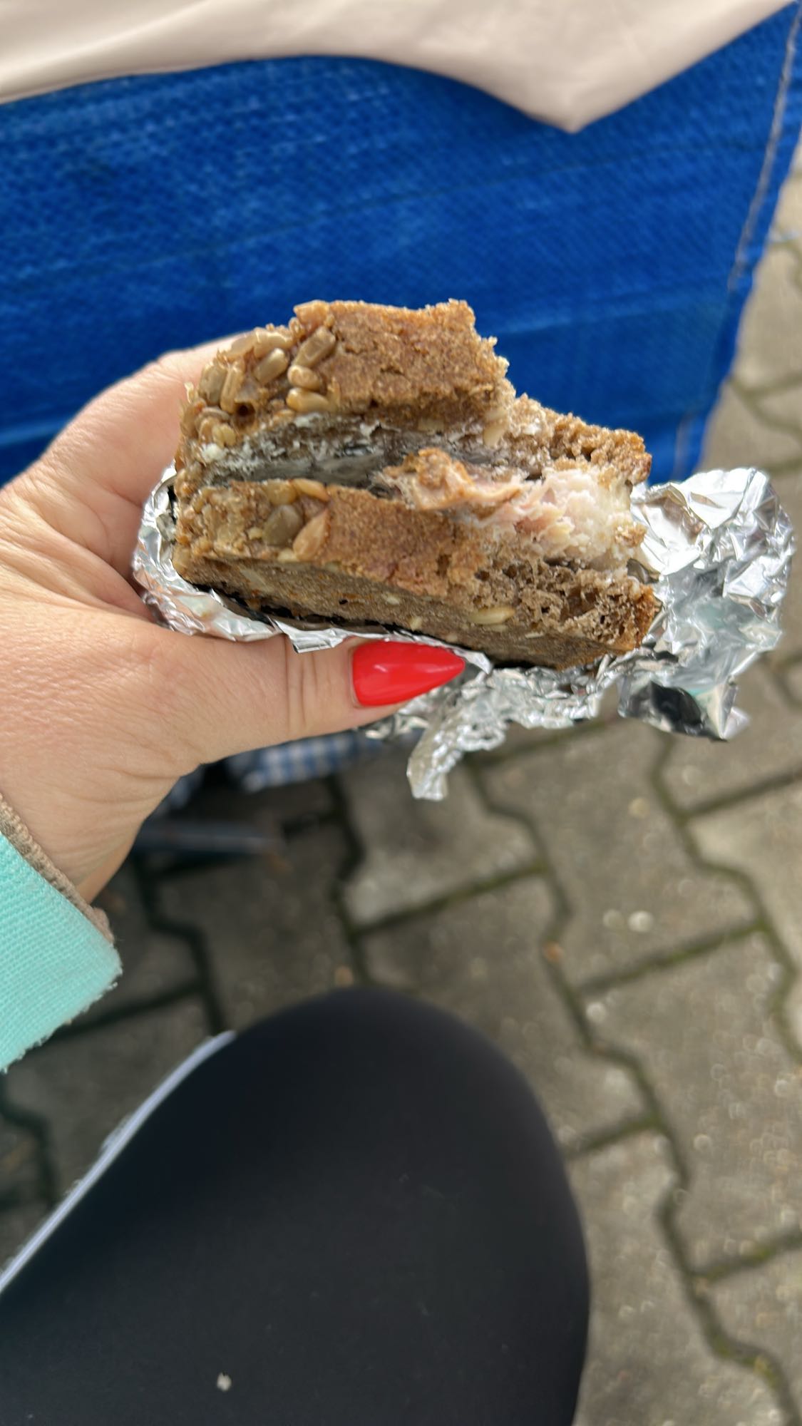 Kanapka z łososiem i ziarnami