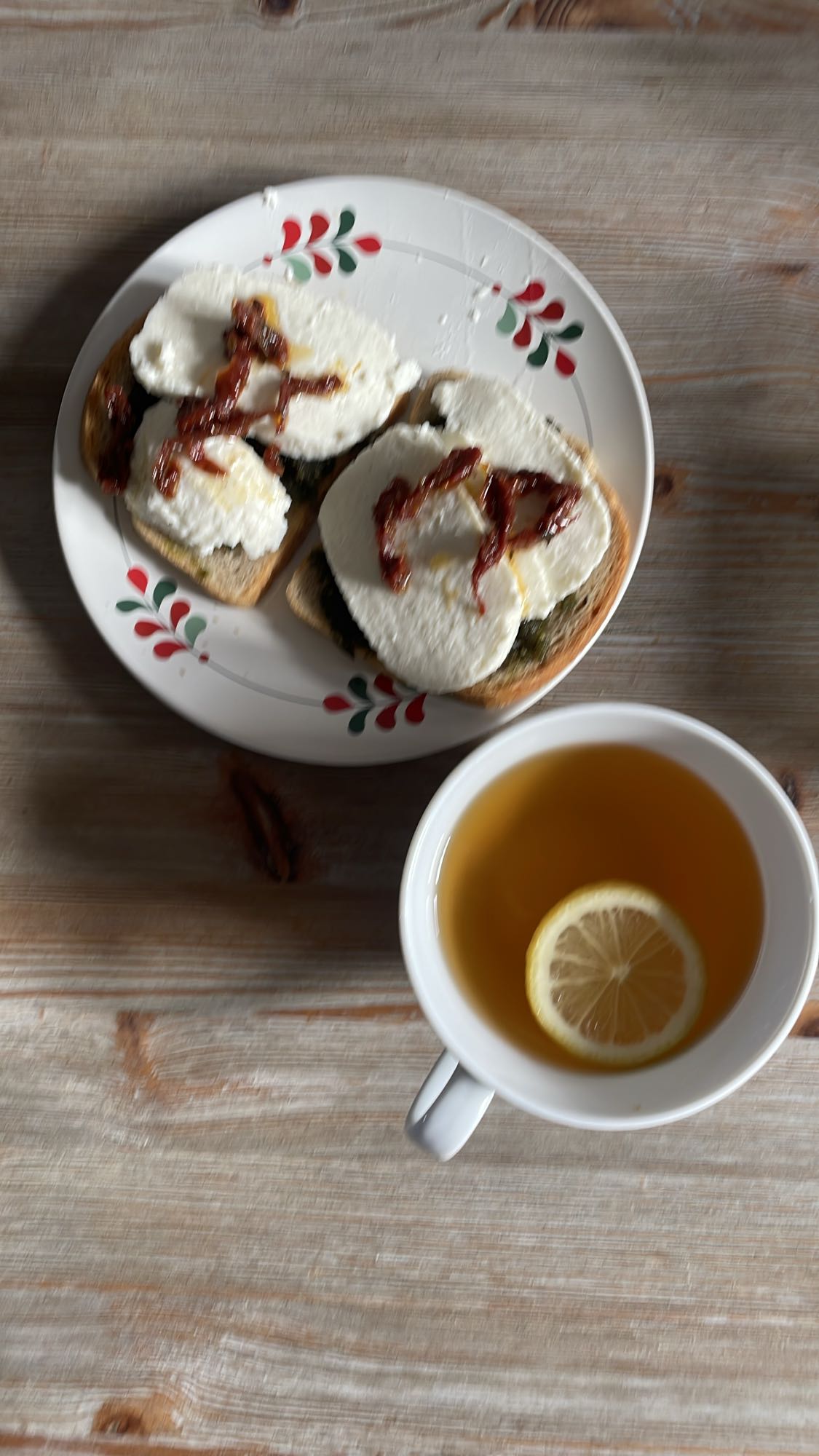 kanapki z serem i herbata