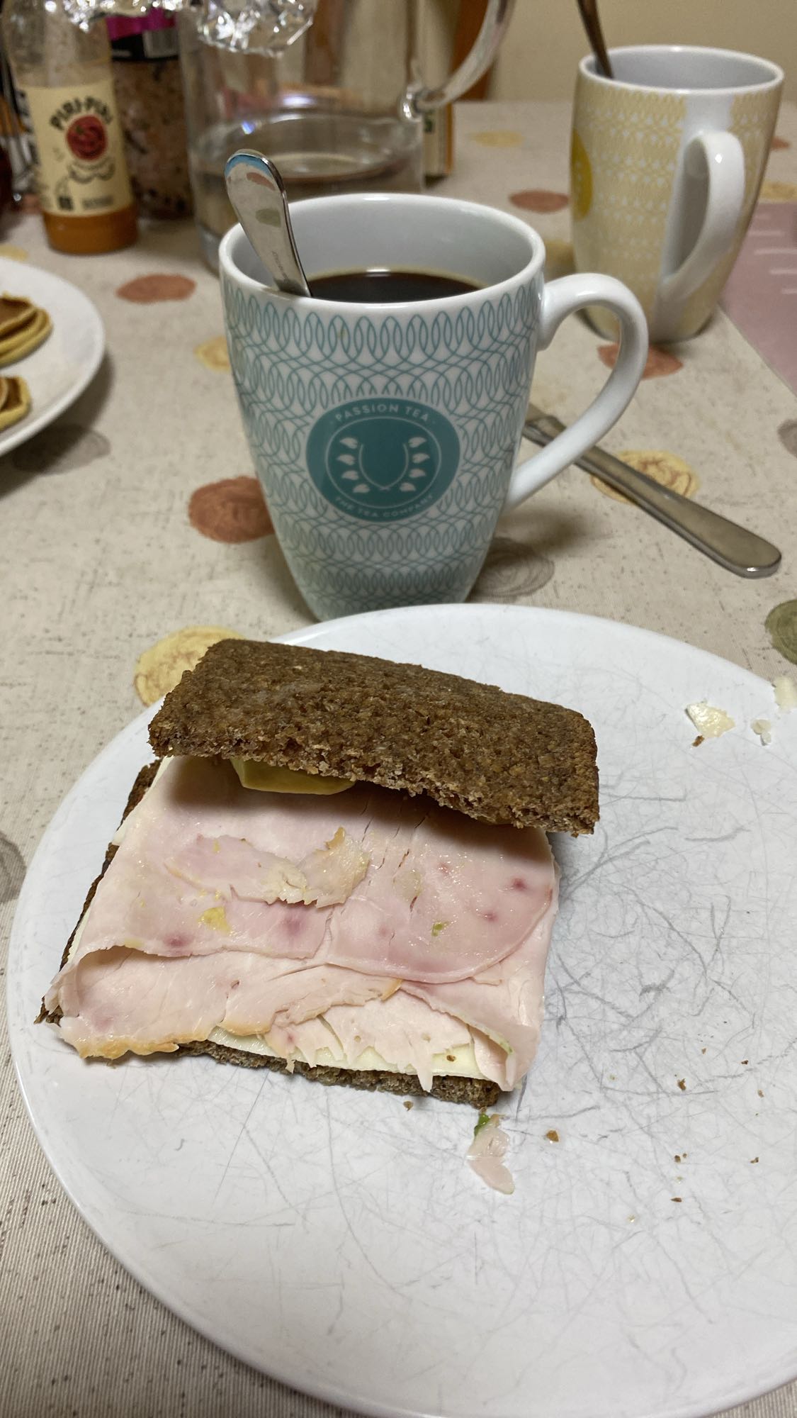 Sándwich de pan de centeno y café