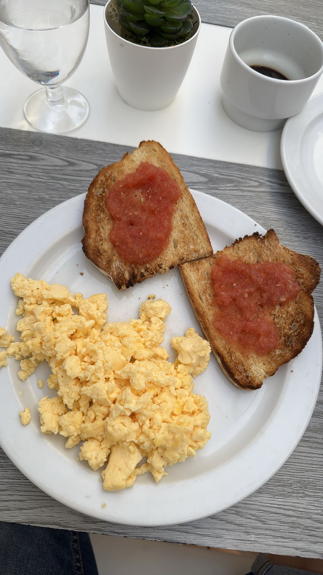 Tostadas con tomate y huevos
