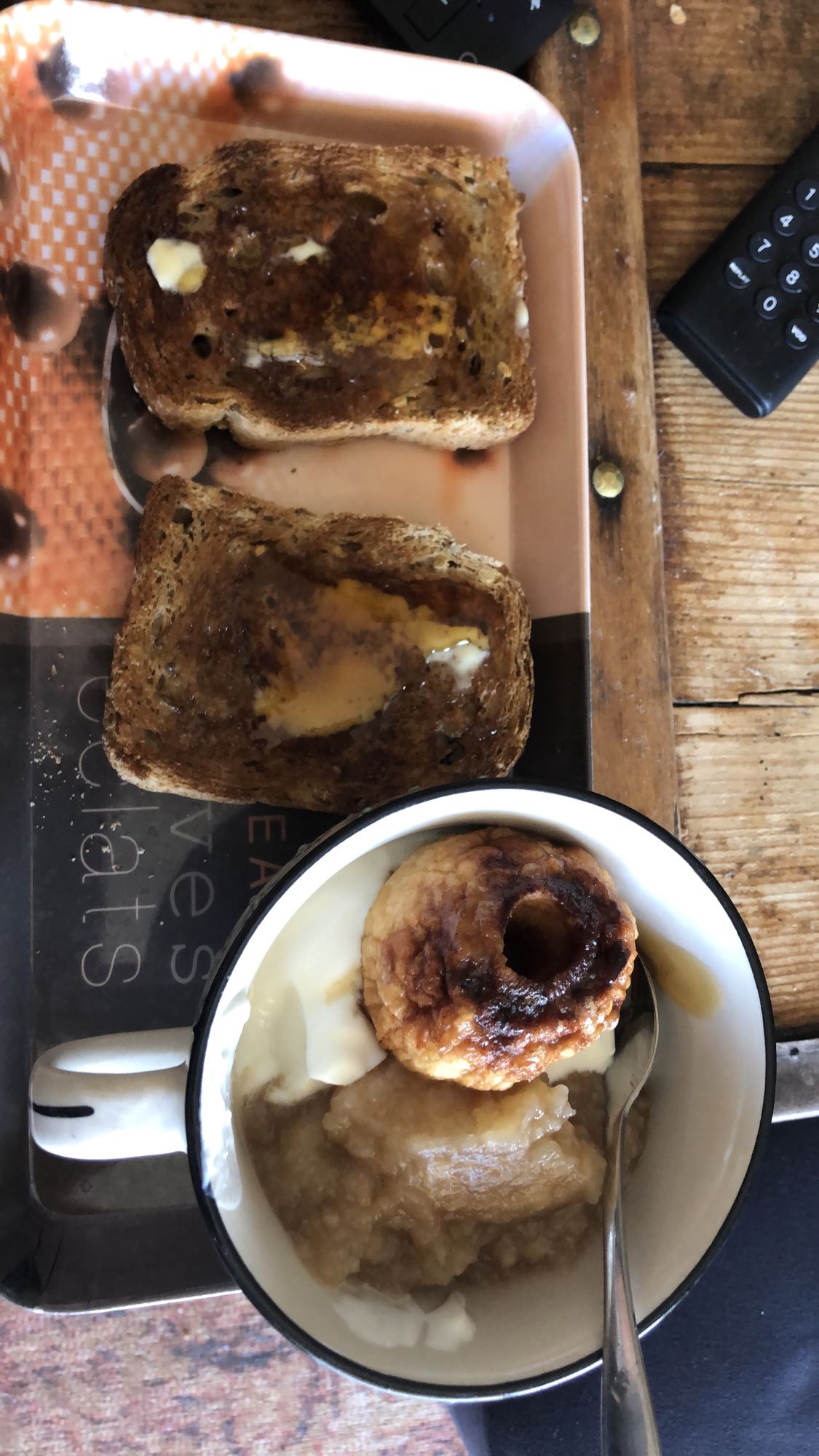 Pain grillé et compote