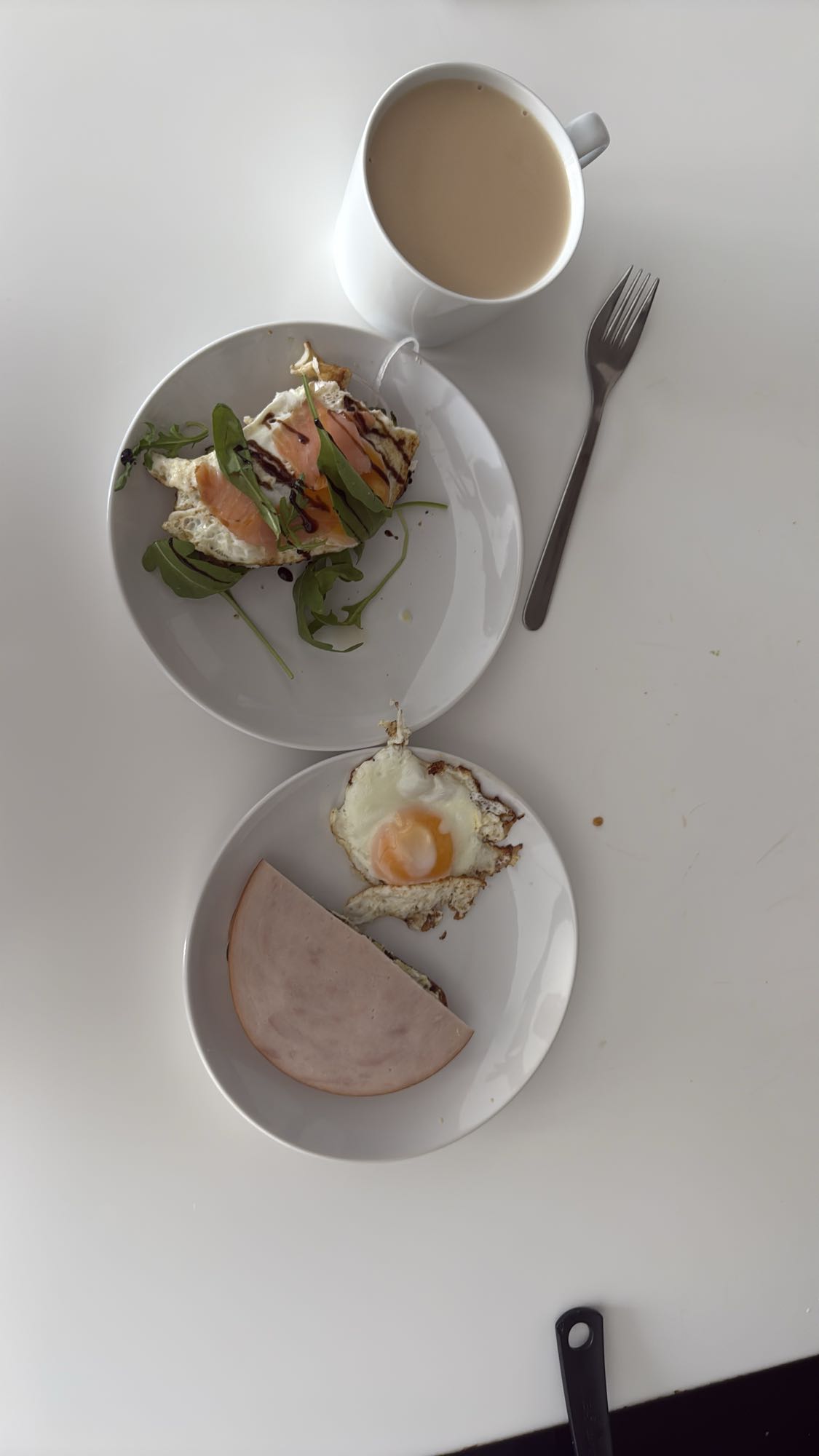 Завтрак с яйцом и лососем