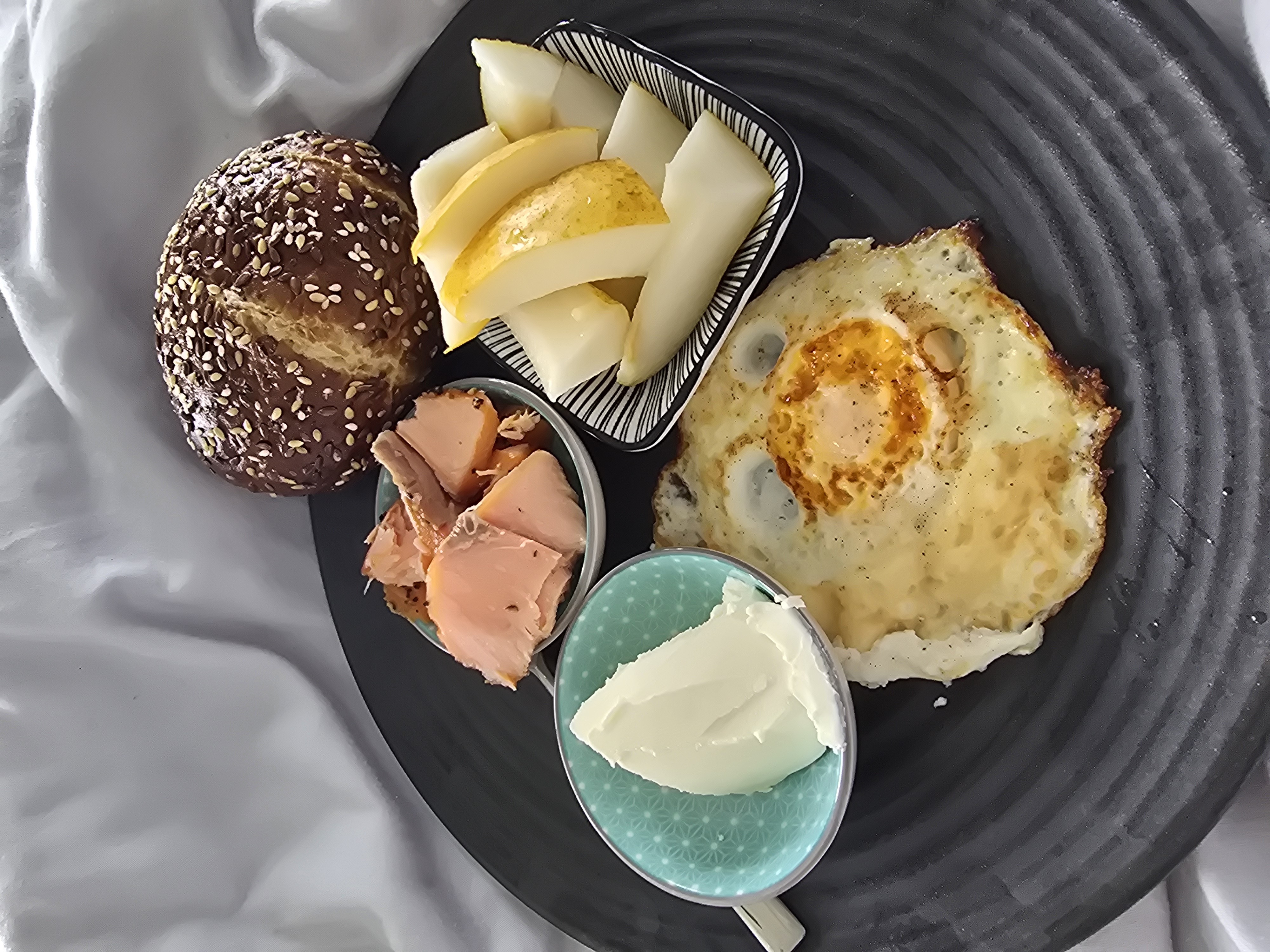 Ontbijtbord met ei en zalm