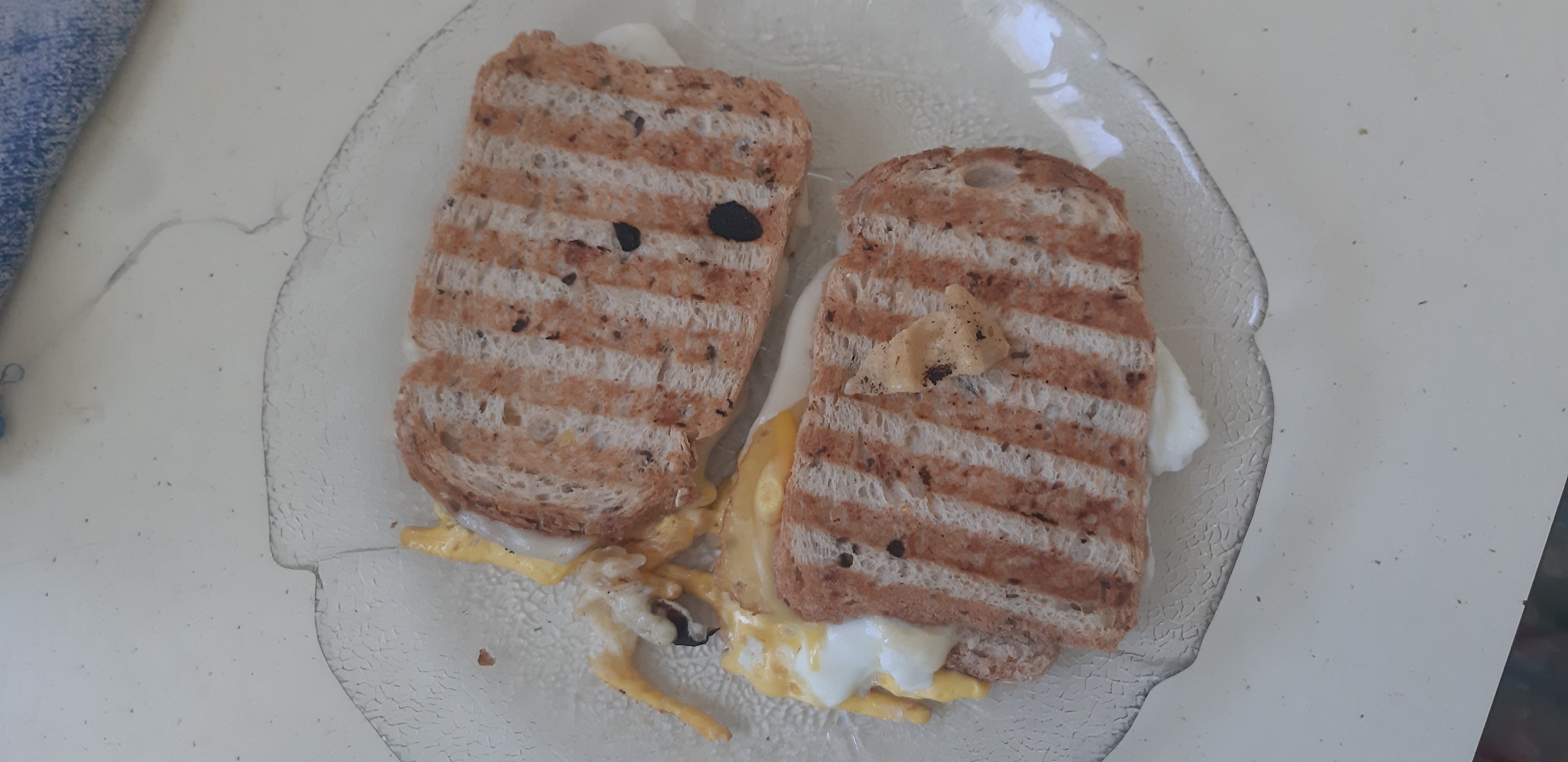 Sandwich grillé œuf fromage