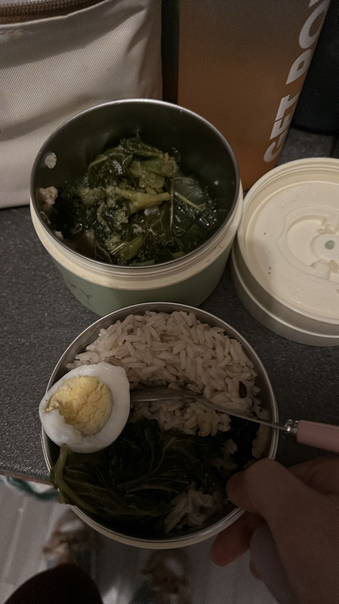 Nasi, telur rebus, sayur