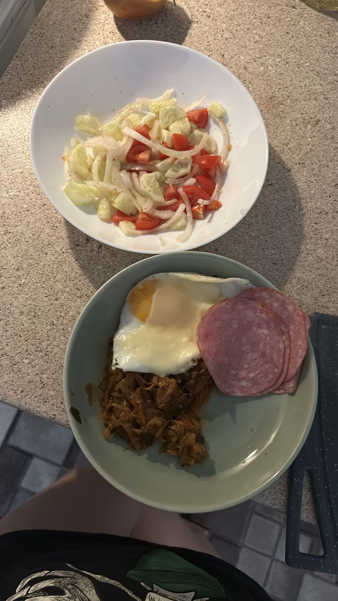 Яичница с салатом и колбасой