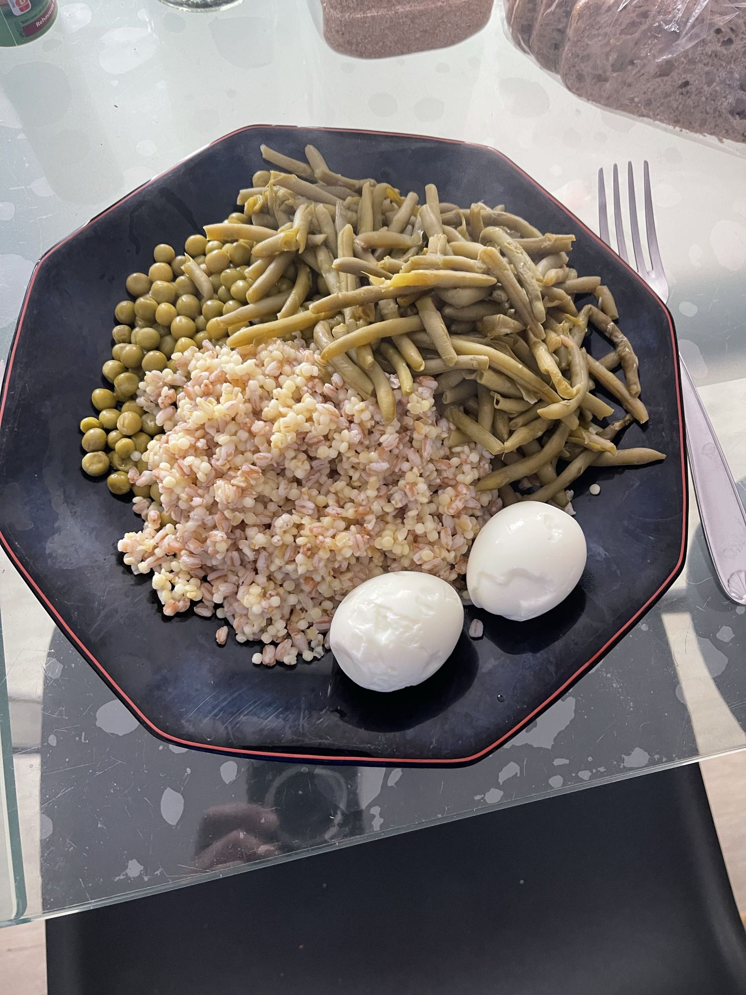 Oeufs avec légumes et céréales