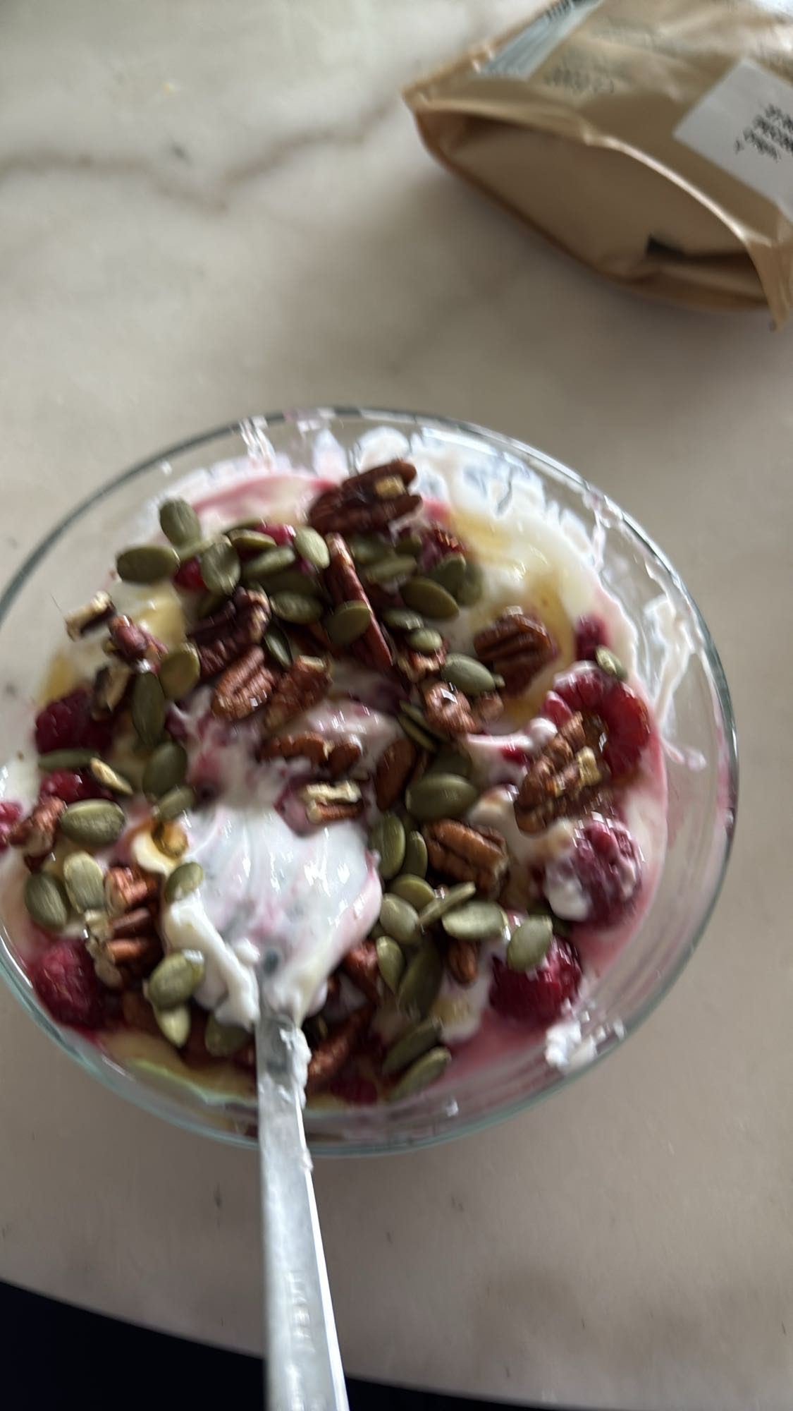 Yoghurt med bär och nötter