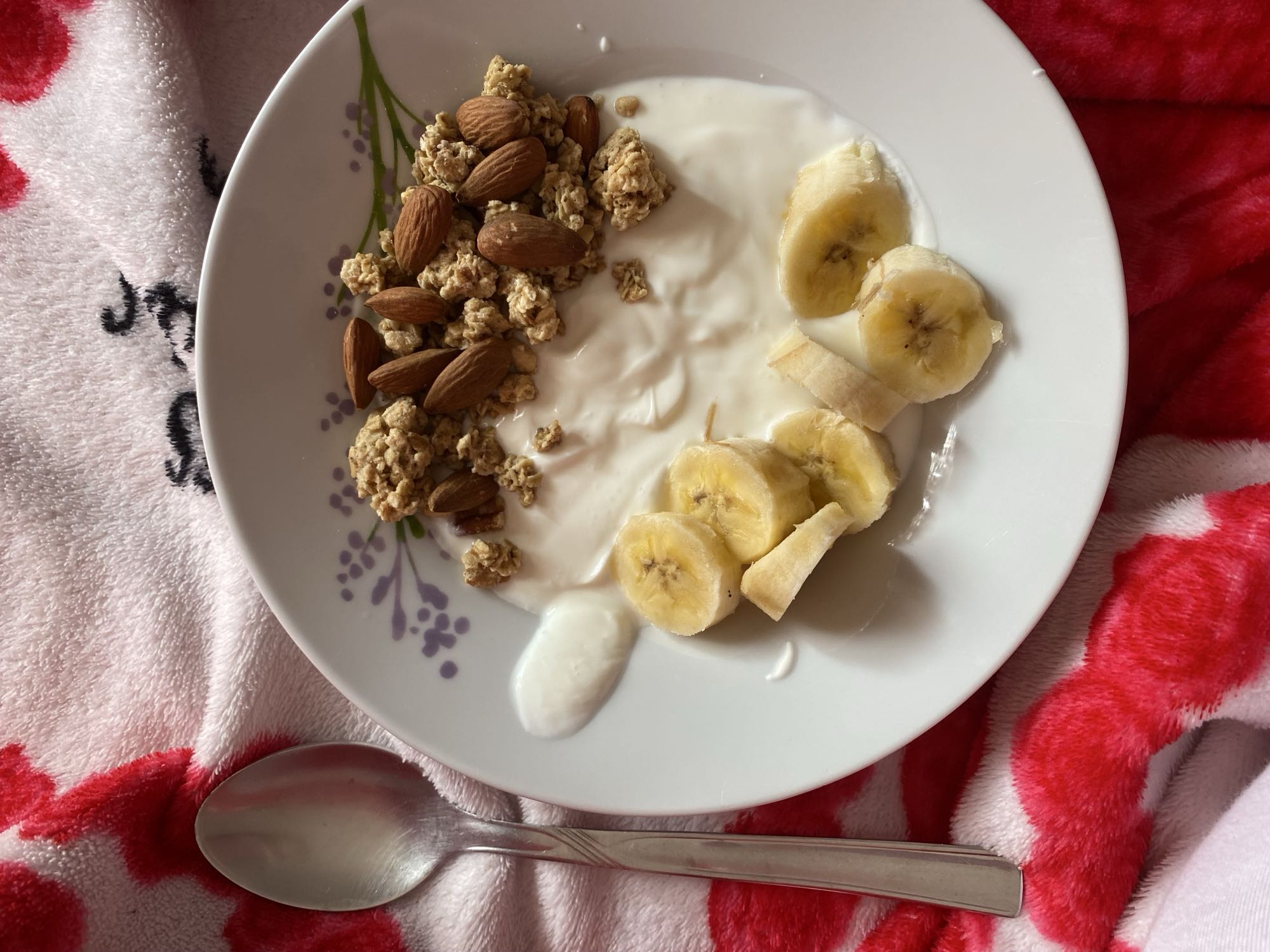 Yogur con plátano y granola