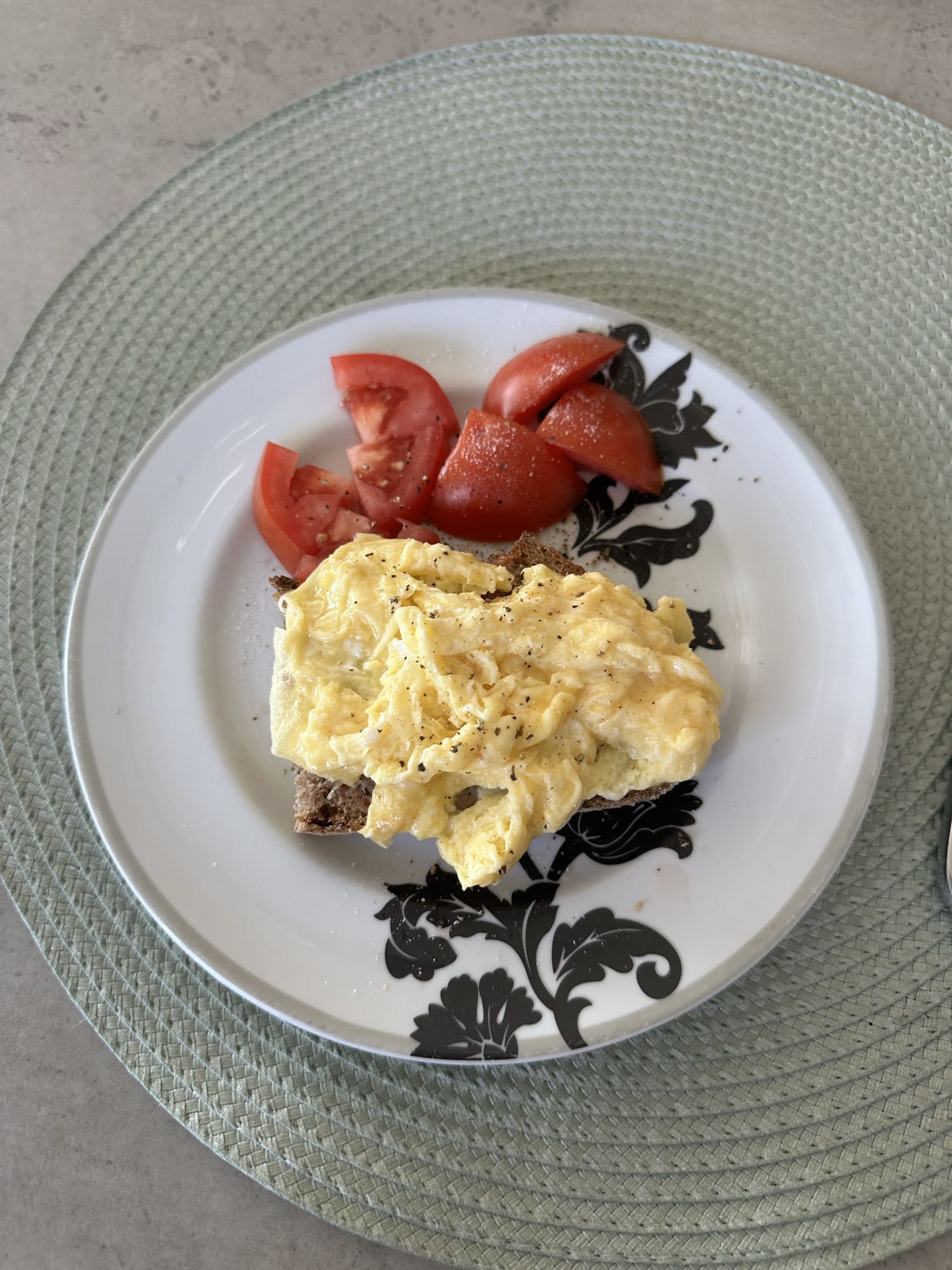 Tostada con huevo y tomate
