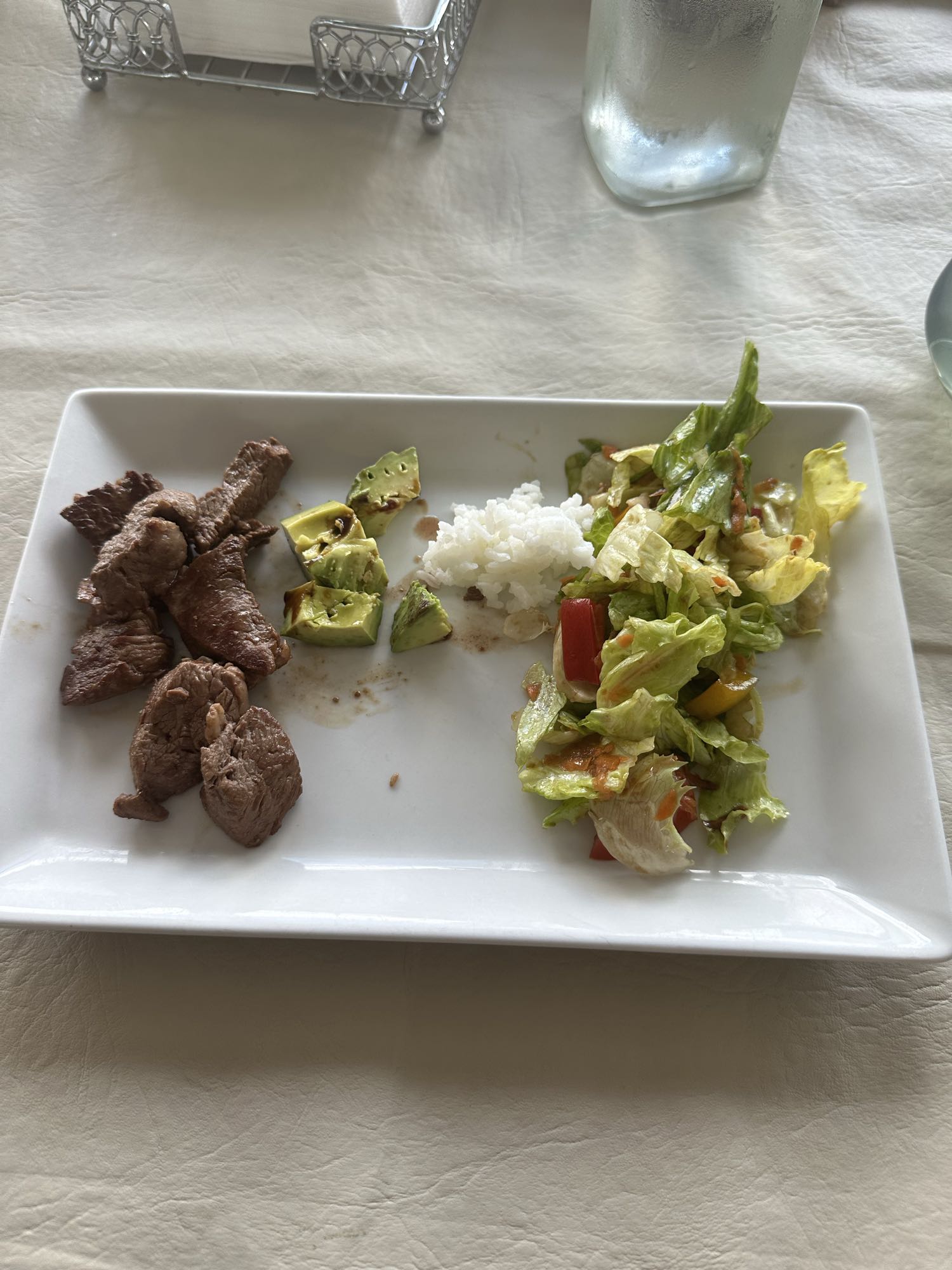 Carne con arroz y ensalada