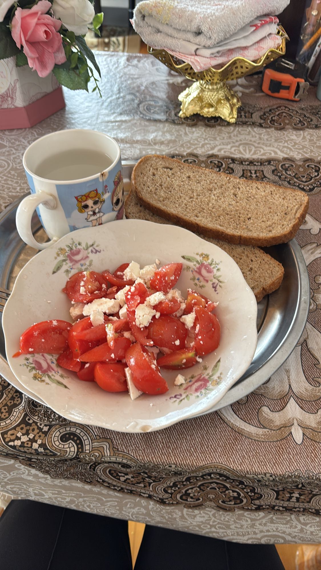 Pomidor, pendir və çörək